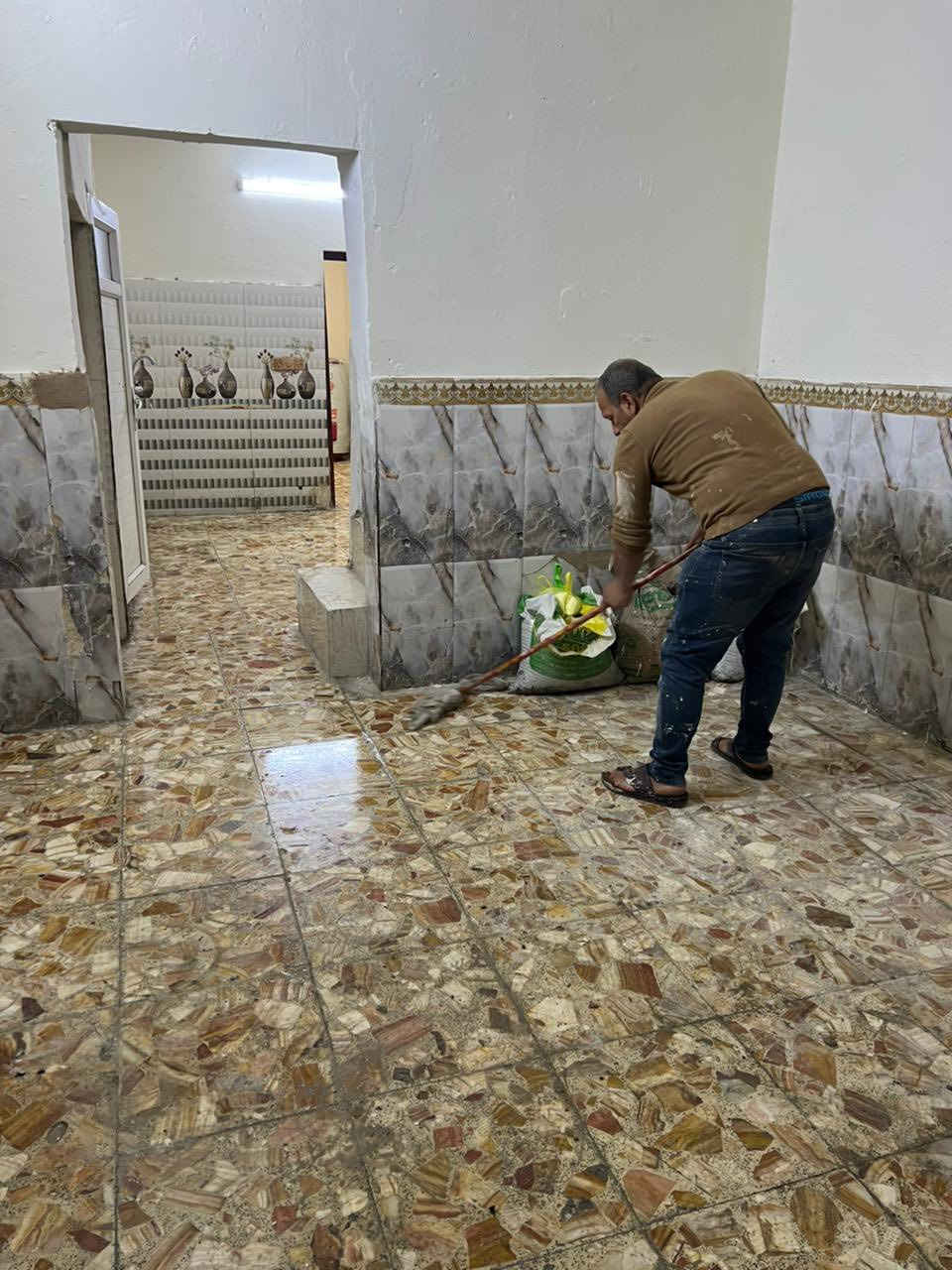 يتوفر بيت طابقين للإيجار غرفتين وحده بالطابق الثاني والثانيه بالأرضي بالاضافه إلى مطبخ وصحيات وحده وصاله وطرمة موقع مميز جداً قريب على شارع المطار كما موضح الموقع في الصوره 
الرقم ***********
**الايجار 450 ثابت **
((الايجار عائله صغيره حصراً فقط ))
