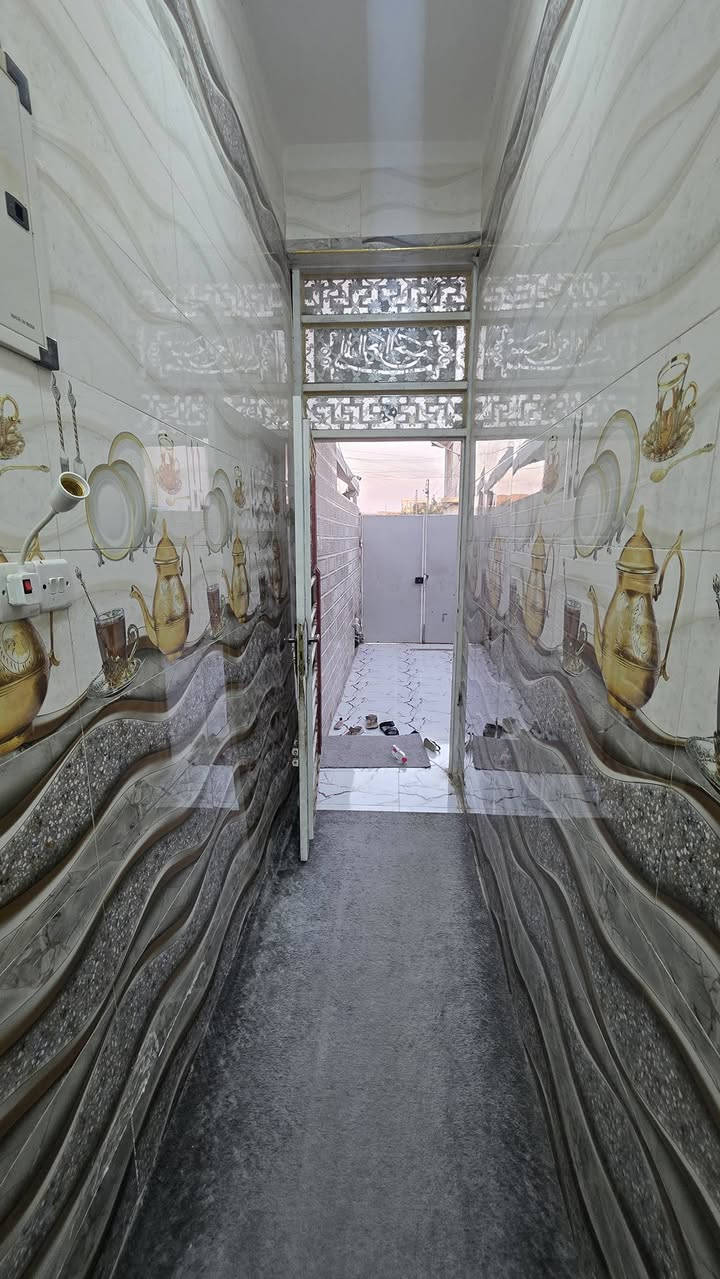 السلام عليكم بيت للبيع في حي الخليج قرب صيدلية غصن الرمان  100متر +فضلة ٣امتار الطابق الاول كونكريت والطابق الثاني عكاده  مقابل حديقة الاستفسار الاتصال عل لرقم صاحب الدار ***********
