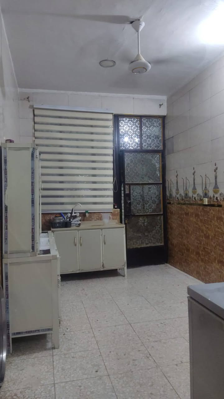 دار للبيع مساحته 140 متر.البيت يتكون من صاله غرفتين نوم استقبال مناور اثنين..زراعي.. العنوان رائسة العبيدي شارع 20 قرب افران الزيتون..الاستفسار أكثر.***********
