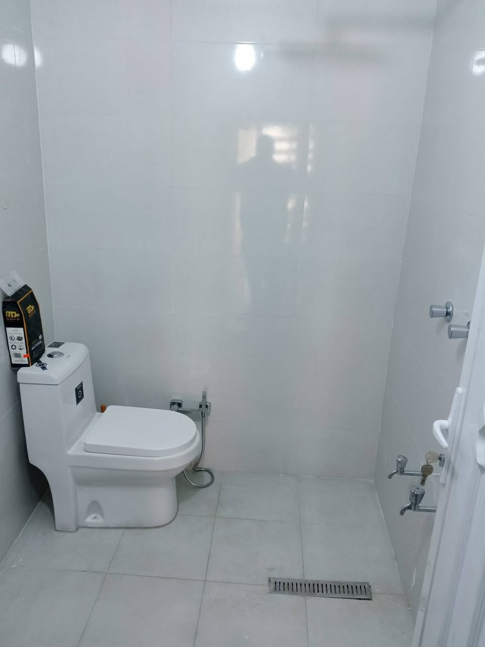 مشتمل للايجار 
الشعب/  شارع الأسواق المركزيه
يحتوي على 
استقبال ،مطبخ،خدمات ،غرفه نوم 
للمعلومات أكثر مراجعه مكتب الأخوين للعقار 
***********
