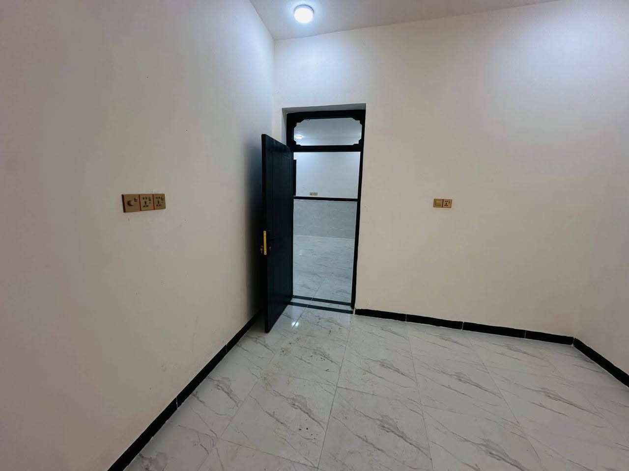 📏 المساحة: 100 متر مربع  للبيع  
💰 السعر: 46مليون (قابل للتفاوض)
🏗️ البناء: طابوق  جمهوري
🏠 الأساس والسقف: صب كونكريت مركزي 

مواصفات البيت:
✅ غرفة نوم 1 🛏️
✅ أستقبال 
✅ صالة 🛋️
✅ مطبخ 🍽️
✅ صحيات 🚿

الخدمات المتوفرة:
🔹 ماء 💧
🔹 كهرباء ⚡
🔹 شوارع مبلطة 14 متر  🚗
🔹 مدارس قريبة 🏫
🔹أنترنيت ضوئي 
🔹 خط مولده 
📍 الموقع: النجف – حي ميسان، شارع الزوار 
خلف سكلة الكرعاوي
📜 طابو زراعي (إقرار محكمة)

📞 للتواصل: ***********

(ملاحضة ) متوفر لدينا كافة المساحات والدور  ألسكنية وعرصات 
وأراضي زراعيه
