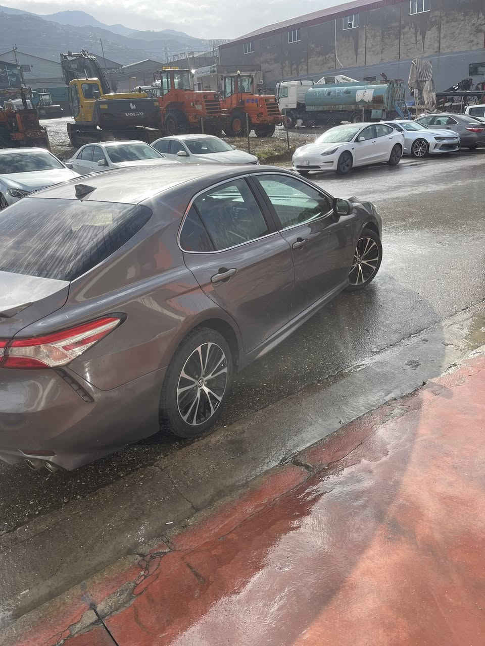 كامري ٢٠٢٠ امريكي لون نفطي بيها باب سايق صبغ بدون دواخل و بدون ايرباك موصفات se  ماشي ١٢٠ميل  سيارة باسمي تحويل مباشر كير و مكينة كهربائيات بشرط غرامة  ٢مليون ينزل من السعر 
سعر ١٧٧$ و مجال  مكان سيارة دهوك رقم موبايل ***********
