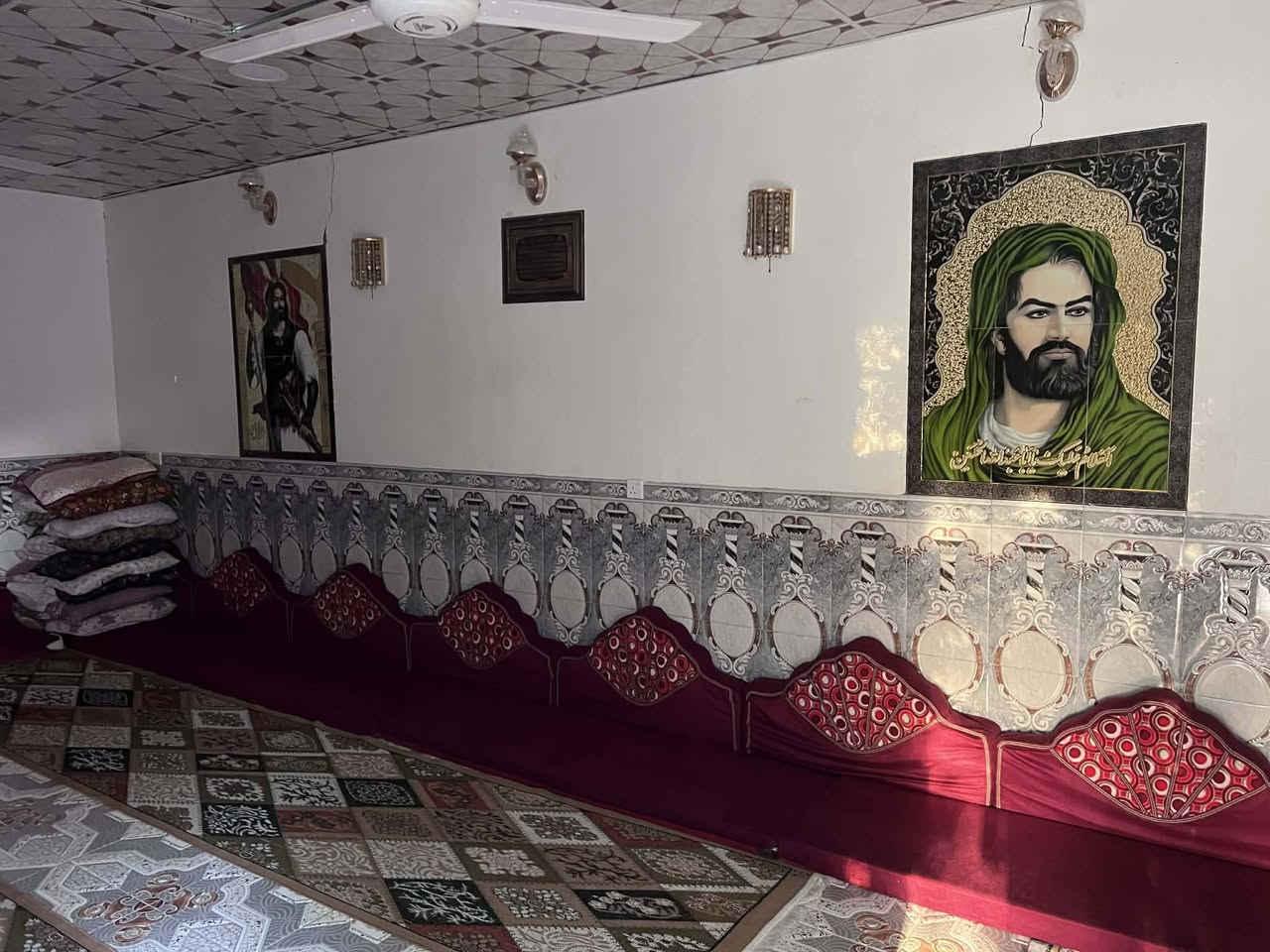 يالله
السلام عليكم بيت مع 3 قطع للبيع مساحه الارض مع الدار 1075متر متكون من 4 غرف نوم استقبال خارجي 
الموقع الشارع التبليط في منطقه الخماس ابفرع ابو كاضم ارو مجاري وماء وكهرباء مولد خارجي + برج انترنيت 
للستفسار على الارقام ‏‪***********‬‏
***********
