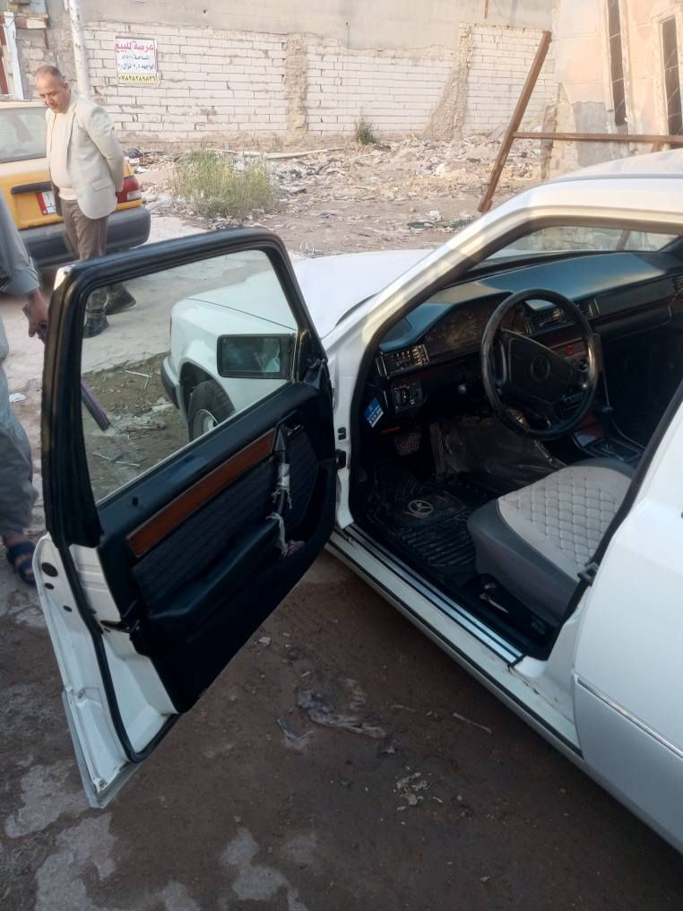 السلام عليكم 
مارسدس دب 
مديل 91
السيارة بحالة الوكالة 
مكفولة من الصبغ والحادث 
السيارة ما مفتوح بيها شي ولا ملعوب بيها 
كتلوك الشركة موجود بيها 
بصمة سنتر لك 
المحرك نسمة بخار بي يمشيك سنة
السيارة بسمي لوحات انكليزي
مكاني الديوانية 
***********

السعر 93 ورقة ديوانية, القادسية
