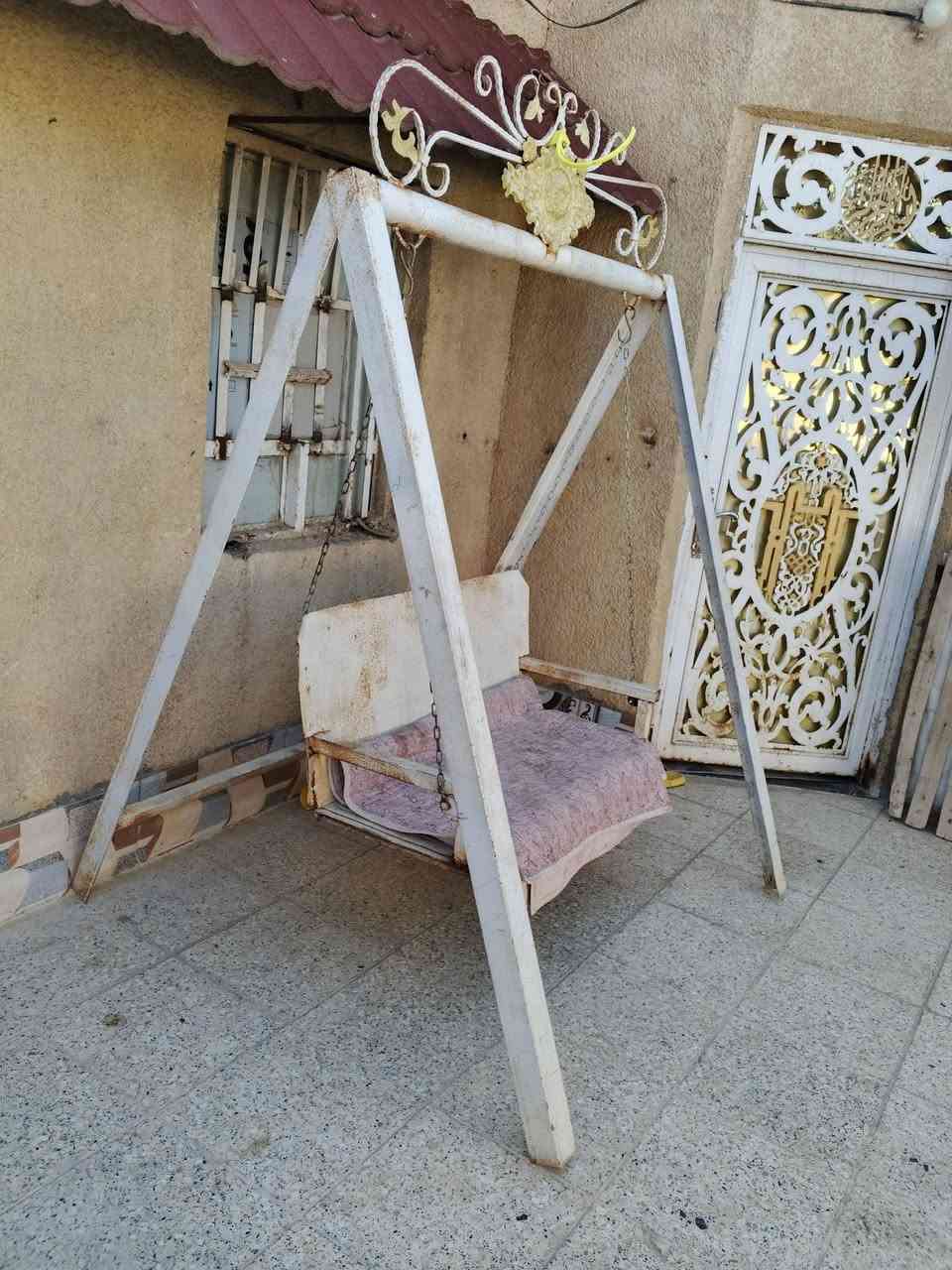 مرجوحة للبيع ارتفاع 2متر العرض 150 مال نفرين حديد زاوية ثقيل اذا مو شغل ثقيل تأخذة بلاش واللة شغل ايدي سعر 150 الف وبية مجال *********** @
