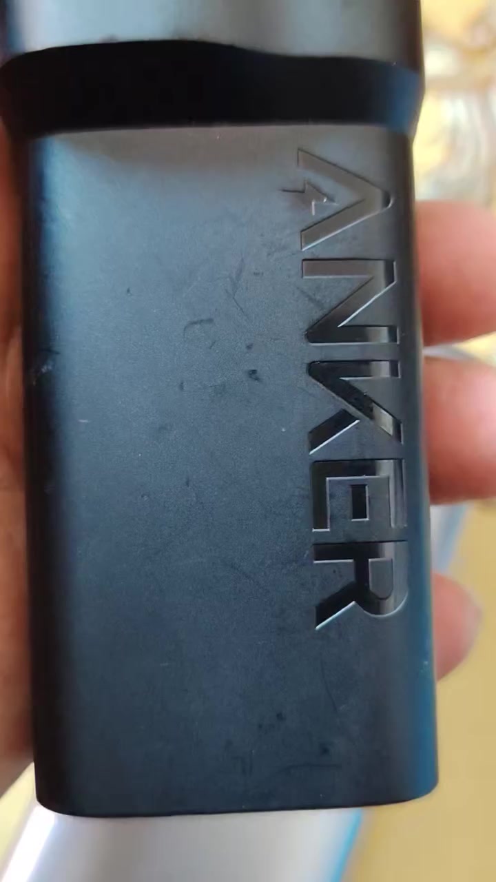 Anker 335 Charger (67W)،

قطع محدودة مستخدم نظيف شغال 
السعر ٢٨ الف مع التوصيل

 وموديله الرقمي هو A2673. يتميز هذا الشاحن بتصميمه المدمج الذي يجمع بين القوة وتعدد المنافذ.
​إليك المواصفات التفصيلية والسعر التقريبي:
​1. المواصفات التقنية
​إجمالي الطاقة: يصل إلى 67 واط كحد أقصى.
​عدد المنافذ: يحتوي على 3 منافذ (2 من نوع USB-C و1 من نوع USB-A).
​توزيع الطاقة (عند استخدام منفذ واحد):
​USB-C1 أو USB-C2: يوفر شحناً سريعاً يصل إلى 67 واط، وهو كافٍ لشحن أجهزة لابتوب مثل MacBook Pro 13" أو MacBook Air بسرعة كاملة.
​USB-A: يوفر طاقة تصل إلى 22.5 واط.
​توزيع الطاقة (عند استخدام أكثر من منفذ):
​عند شحن 3 أجهزة معاً، يوزع الشاحن الطاقة بذكاء بإجمالي يقترب من 66 واط أو 67 واط لضمان شحن جميع الأجهزة بأمان.
​التقنيات المدعومة:
​يدعم تقنية ActiveShield 2.0 لمراقبة درجة الحرارة وحماية الأجهزة من السخونة الزائدة.
​يدعم تقنية PPS و PowerIQ 3.0 لتوافق واسع مع هواتف آيفون، سامسونج، وأجهزة اللابتوب.
​التصميم: يتميز بقابس (فيش) قابل للطي في بعض النسخ، وحجم أصغر من شواحن آبل التقليدية بنفس القوة.


**إذا كنت صاحب هذا الإعلان وتريد حذفه لأي سبب، رجاءا أرسل رسالة إلى الدعم الفني**