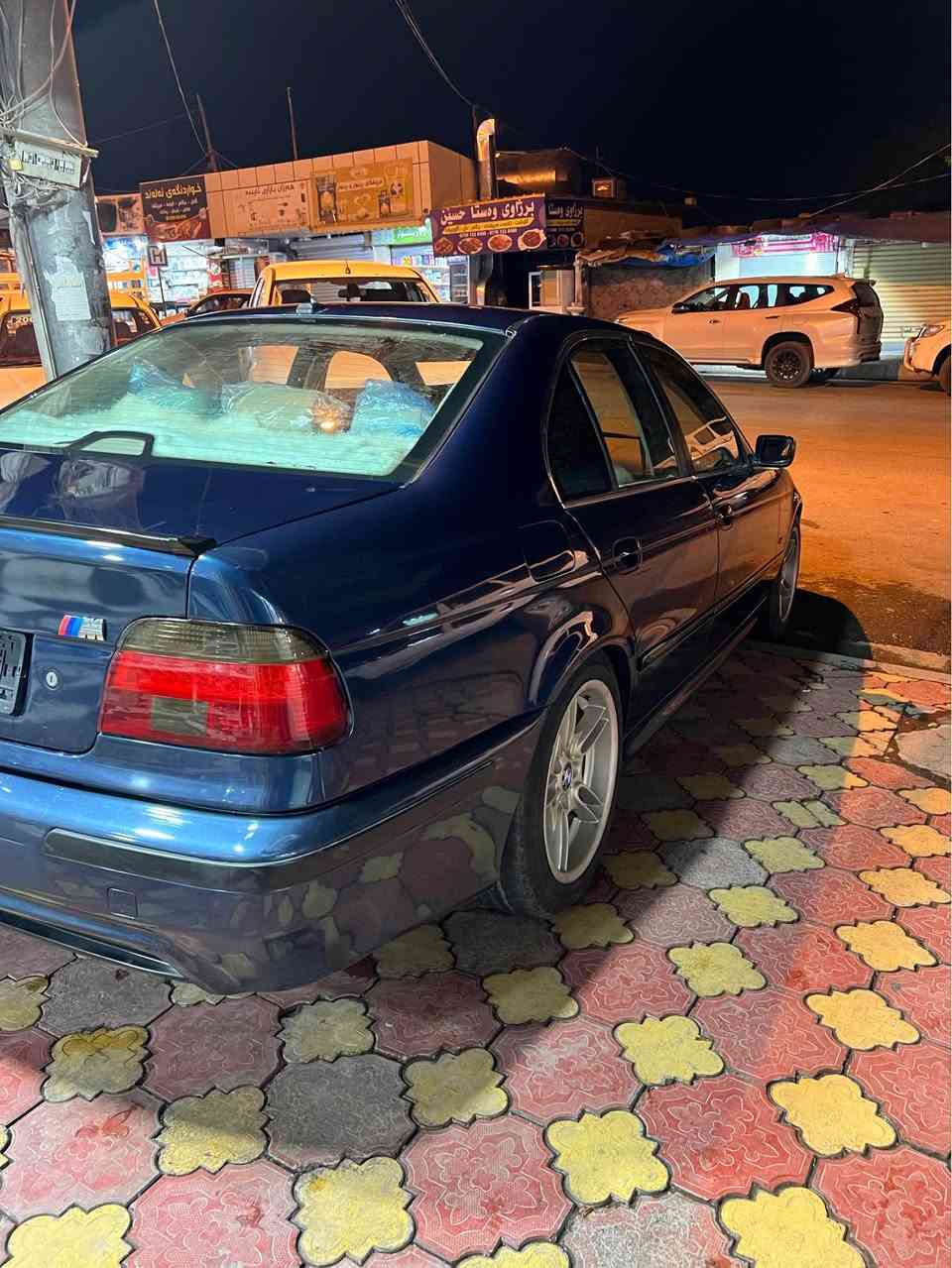 بیئێم سەقەڕ ۲٠٠۱ 
مەکینە ۲٥ دەبڵ دیجی تاڵ
فول مواسەفات بەس سڵایت نیە  
ناوزەرد دەریو ناوێی لۆک لۆکە 
پێشو پشت کەپس لێدرنی نیە ڕگلەوقەپو قۆپیو شوختی نیە 
کامل پەمپ کراوە لەسەر کاڵ بونەوە  تەبریدی لەسەر سویج  ساخە سەیارەکە 
ویلو دەحامیو M 
*********** گۆڕینەوەش دەکەم بەشاهینە Singapore
