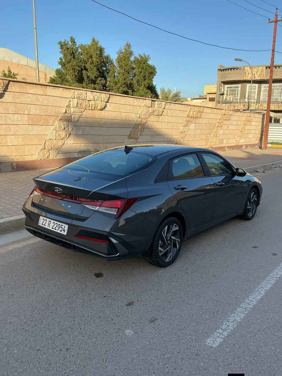 السلام عليكم
هونداي النترا للبيع موديل 2025 رقم اربيل الجديد 
لون اسمنتي  دخول جديد  الحادث صبغ بنيد نفسه مصلح  بدون دواخل بدون ارباك
المواصفات 
بصمه + بصمه ابواب 
تشغيل عن بعد + داخل اسود بلاك 
شاشه الكتروني 
لد نهاري + لايت زنون 
فول تحكم استيرن
ثلاث انظمه قياده
السياره ماشيه 8 الف فقط السياره زيرو
رادار امامي مع رادار جانبي 
ويل كب توقف ذاتي عنده الاقتراب 
محرك 2000 دوش بانزين فقط
وباقي المواصفات المعروفه 
مكان السياره بغداد 
الهاتف ***********/***********
