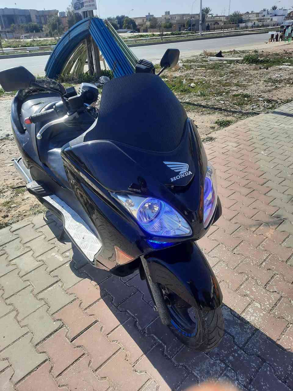سلام عليكم فورزه للبيع محرك وكير جديد شادهن كهربائيات كلها شغاله منظومه زينون سعر ٩٠٠  للتواصل ***********
