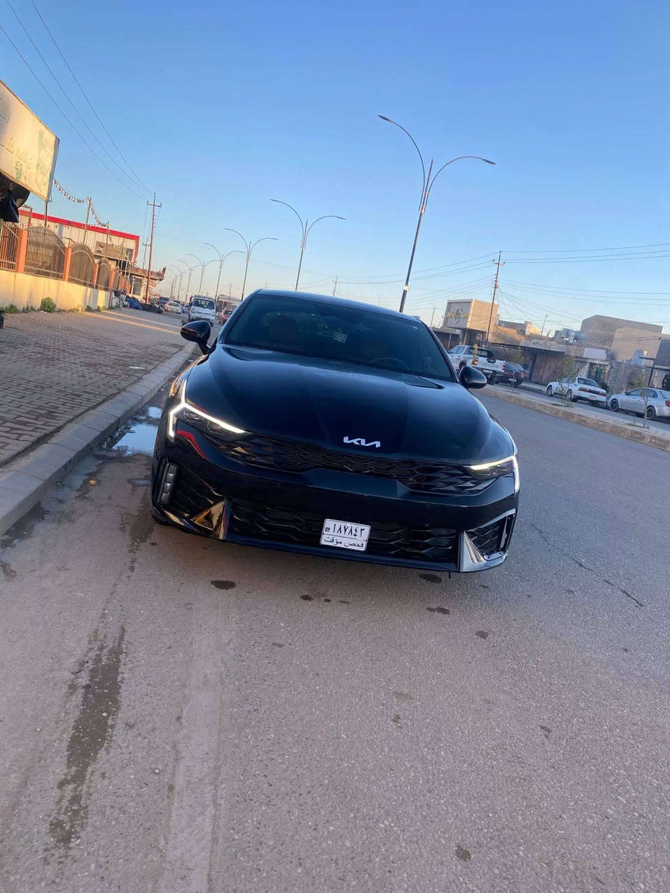 للبيع – كيا K5 GT-Line 2025 (فل مواصفات)
الضرر كما موضح بصور بدون دواخل بدون ايرباك فقط جاملغ خلفي تعديل حار وشويه بخشم البنيد تعديل

المواصفات:
 • الموديل: 2025 اسود لامع الشكل الجديد 
 • الفئة: GT-Line
 •  أوتوماتيك 8 سرعات
 • الدفع: أمامي
 • المحرك: 4 سلندر  سعة 2.5 
 • العداد: (23 الف كيلو فقط )
 • شاشة لمس كبيرة متصلة الكترونية (قياس 10.25 )
 • نظام ملاحة GPS
 • نظام صوتي فاخر 
        . شاشة دشبول ديجتل إلكتروني 
 • بلوتوث + USB تايب سي + أبل كاربلاي + أندرويد أوتو لاسلكي بدون كيبل 
 • شحن لاسلكي للجوال
 • دخول وتشغيل ذكي (بصمة)
 • تشغيل عن بعد
 • مقاعد أمامية كهربائية
 • تسخين المقاعد
 • نظام تكييف مزدوج 
 • إضاءة داخلية LED
 • نظام اختيار وضعيات القيادة (Eco - Sport - Comfort وغيرها)
 • حساسات أمامية وخلفية 360 درجة
 • كاميرا خلفية عالية الدقة
 • جنوط رياضية مقاس 18 إنش
 • أنوار أمامية LED بالكامل
 • أنوار نهارية DRL
 • أنوار خلفية لد متصلة 
 • مرايا كهربائية مع إشارات
 • زوائد رياضية GT-Line
 • نظام تنيبه السائق 
 • حساسات مطر وتحكم أوتوماتيكي بالمساحات
 • نظام إضاءة أمامية اوتماتيك
 • نظام مانع انغلاق المكابح (ABS)
 • نظام الثبات الإلكتروني (ESP)
 • نظام المساعدة في صعود المرتفعات
 • نظام مراقبة ضغط الإطارات (TPMS)
 • نظام تحذير التصادم الأمامي
 • نظام الكبح التلقائي في الطوارئ (توقف ذاتي) 
 • نظام التنبيه عند الخروج عن المسار
 • نظام المحافظة على المسار
 • نظام مراقبة النقطة العمياء
 • نظام تنبيه حركة المرور الخلفية
 • فرامل يد كهربائية مع Auto Hold
        .      إطفاء السيارة اوتوماتيكيا 
والكثير من المواصفات الاخرى 

السيارة دخول جديد (منفيس)
  

السعر المطلوب: (220 )
الموقع: صلاح الدين/ قضاء الشرقاط


**إذا كنت صاحب هذا الإعلان وتريد حذفه لأي سبب، رجاءا أرسل رسالة إلى الدعم الفني**