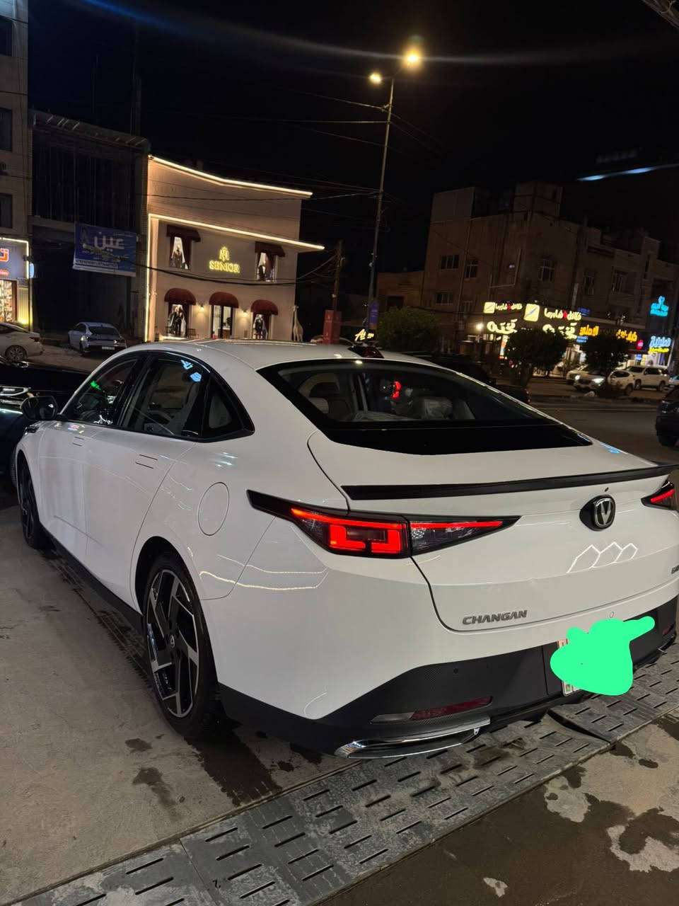 شانجان ايدو بلس 2025
ماشية 20الف فول فول مواصفات وبعدها بضمان الشركه البخيت

المواصفات التفصيلية لسيارة شانجان إيدو بلس 
المحرك والأداء:
محرك: 4 أسطوانات، 1.5 لتر تيربو.
القوة: 178 حصان.
عزم الدوران: 300 نيوتن متر.
ناقل الحركة: أوتوماتيك مزدوج القابض (DCT) 7 سرعات.
نظام الدفع: أمامي (FWD).
استهلاك الوقود: 18.4 كم/لتر.
سعة خزان الوقود: 51 لتر.
التصميم الخارجي:
أبعاد: طول 4770 ملم، عرض 1840 ملم، ارتفاع 1440 ملم.
إضاءة LED أمامية وخلفية بتصميم "عين النجمة".
عجلات ألمنيوم قياس 18 بوصة.
مرايا جانبية كهربائية قابلة للطي والتدفئة.
مقابض أبواب مخفية.
المقصورة الداخلية والتقنيات:
شاشة معلومات وترفيه: 13.2 بوصة.
شاشة عدادات رقمية: 10.25 بوصة.
مقاعد جلدية.
فتحة سقف.
مكيف هواء أوتوماتيكي مع فتحات خلفية.
نظام صوتي (4 سماعات).
الأمان والسلامة:
وسائد هوائية (تصل إلى 6 وسائد في الفئات العليا).
نظام ثبات إلكتروني (ESP).
كاميرا 360 درجة (في الفئات العليا).
حساسات خلفية.
نظام توجيه كهربائي.

سعرها 22ونص $ وبيه مجال

رقم ***********بخدمتك 

مكان السيارة بغداد
