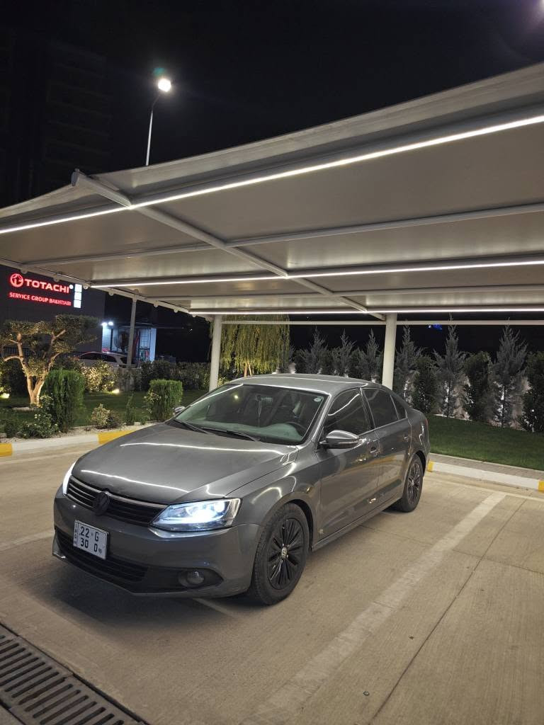 VW JETTA 2012
نرخ 85 گەڵا 
مۆدێل ٢٠١٢
خلیجی مەکینە ٢٠ ی بێ تۆربۆ مەرخوب
بۆیاخ ٣ پارچە بێ ناوگرتن
پێش و پشت کەپس
٤ تایەی تازەی لە ژێرە و تەقە و ڕەقە و گێڕ و مەکینە و تەحویل بەشەرت سەنەویش هەتا 2029 تازەیە 

بۆ زانیاری زیاتر پەیوەندی بکەن *********** یان *********** السليمانية, العراق
