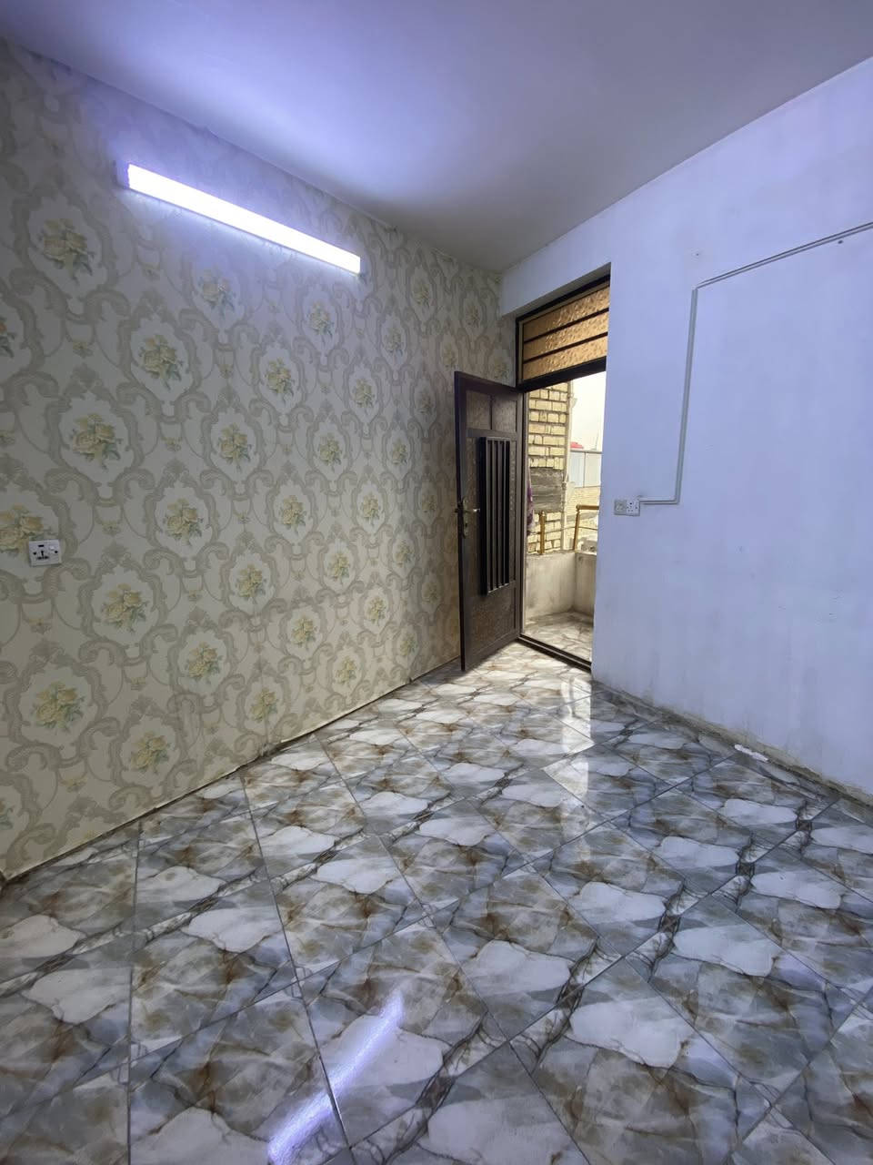 شقة نضيفة للإيجار ٤٠٠ الف فقط(قفل)
📍الاعظمية-قرب سوق الاعظمية القديم 📍
تحتوي الشقة على :
غرف نوم عدد (٢) 
صالة+ مطبخ مشترك 
خدمات 
بالكون 
(للعوائل فقط)

التفاصيل :
📞***********📞
