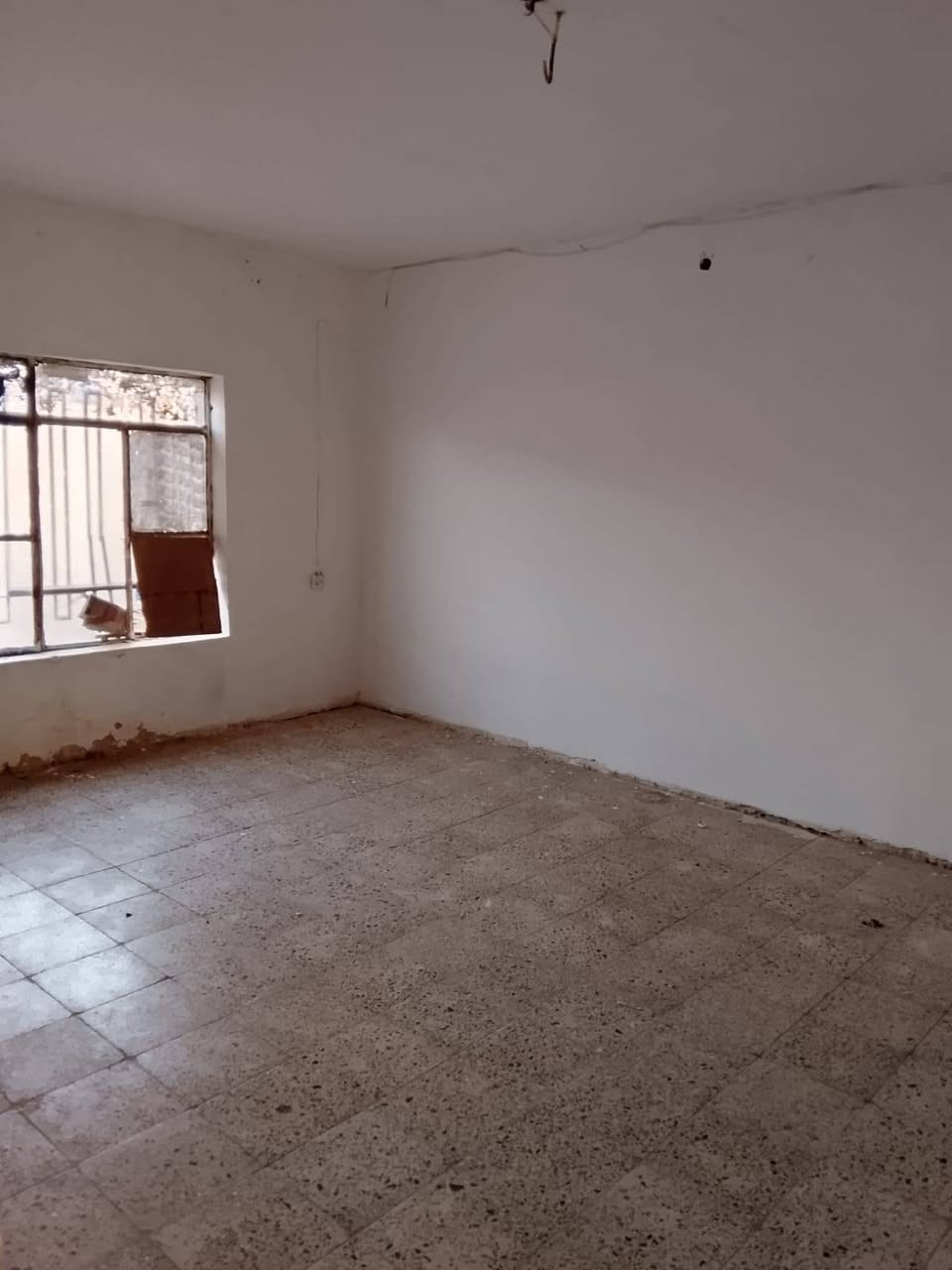 دار للإيجار
📍 الموقع: التاميم – القادسية الأولى
📐 المساحة: 200 م²
🏠 عدد الطوابق: طابقين
🔹 تتكون من:
3 غرف نوم
صالة
مطبخ
استقبال
حمامات
💰 الإيجار: 400 ألف دينار شهرياً
⚡💧 شامل أجور الكهرباء والماء
📞 للاستفسار: ***********
