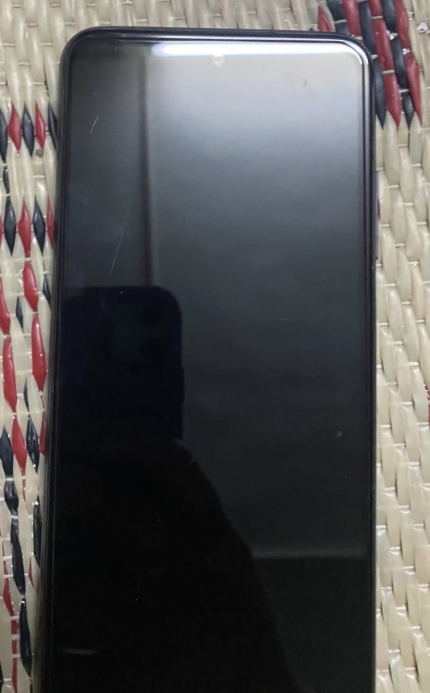 سلام عليكم عندي هذه الموبايل للبيع وللمراوس سعره ‏100 ***********
