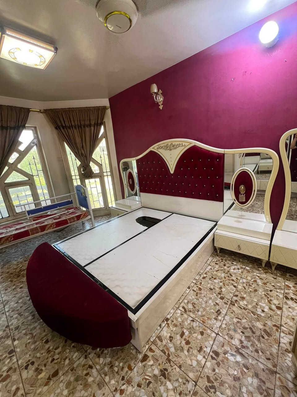 السلام عليكم 
غرفة نوم 7 قطع ضخمة تركي اصلي 
السعر 750 الف مكان الشعلة 
***********
