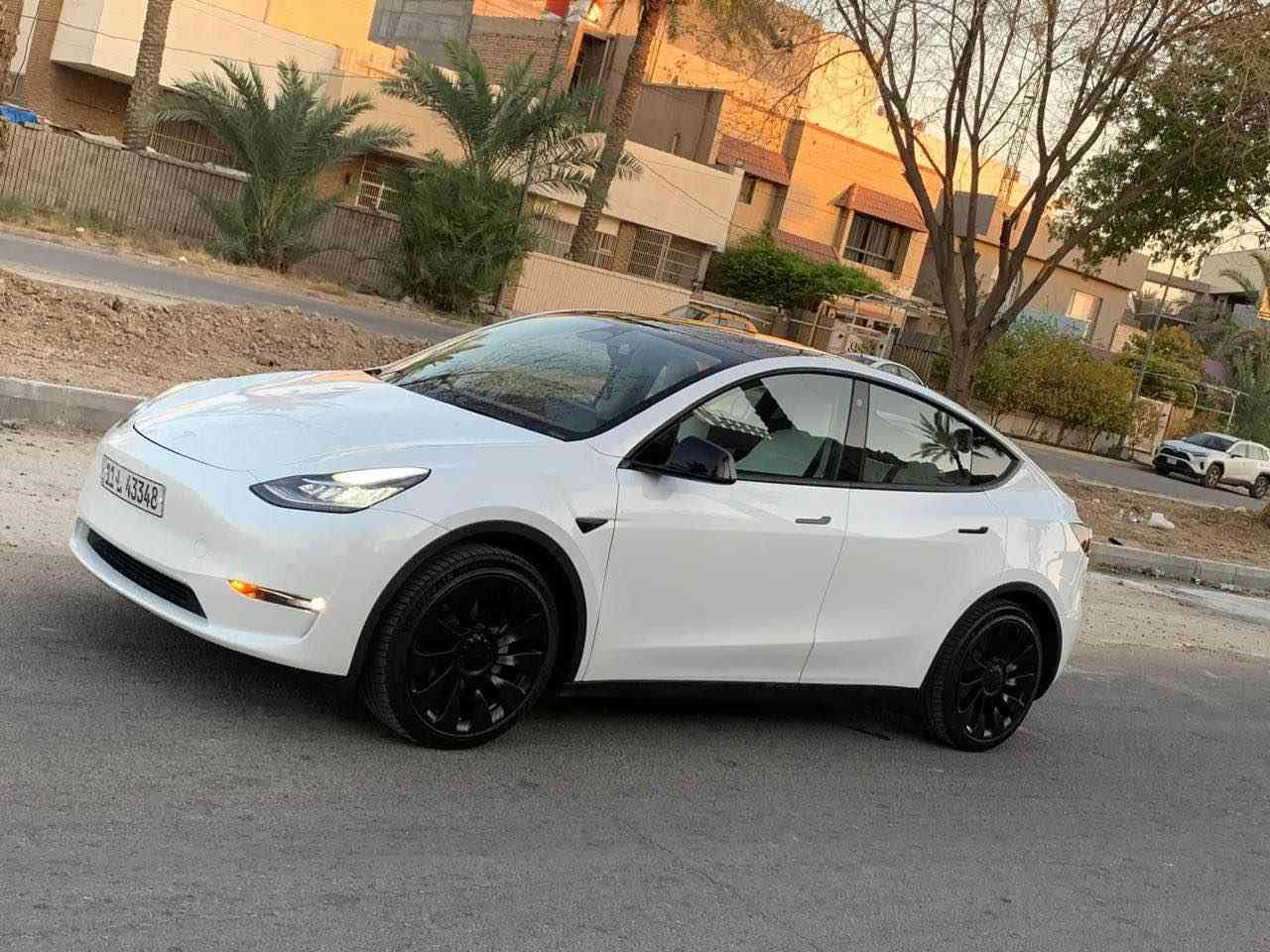 السلام عليكم بيع او مراوس حسب قناعه 
تيسلا y 2022 مواصفات Y دبل ماطور
السياره جديده جدا عدد المقاعد 5 راكب
اللون الخارجي ابيض  
الضرر : نص جاملغ صبغ اثر شخط بدون ضربه 
ماشيه 27 ألف الاضافات بطارية حجم 83k واط
تقطع بالشحنة 500/550 كيلو 
محرك كهربائي بقوة 440 حصان نظام دفع رباعي 4*4 
داخل ابيض سقف بانوراما زجاج شاشة كبيرة حجم 15 بوصة
كاميرا خلفية حساسات خلفية كاميرا امامية
حساسات اماميه كاميرا جانبيه 
كراسي كهرباء جلد كراسي كهرباء كراسي مدفية
رادار امامي رادار خلفي رادار جانبي
مانع تصادم محدد مسرب كاميرات عدد 8 
حساسات جانبيه مثبت سرعة
كاميرات محيطيه 360° 
تحكم بالسياره عن طريق الشاشة
نظام قيادة آلية Auto Pilot
عداد ديجيتال

• تشغيل تلقائي
• نظام قيادة ذاتية Full Self drive
• نظام (RCTA) للتنبيه عند الرجوع للخلف
• نظام (RSA) لكشف لافتات السرعه للطريق
• نظام (PSC) الرادار الذكي لمنع الاصطدام 
• نظام (LTA) لتحديد المسار على الطريق
• تشغيل عن بعد
• الدخول الذكي
• نظام ترفيهي كامل متكامل يحتوي على ( YouTube / WhatsApp / Tik Tok / Netflix)
• Wifi
• GPS
• MAPS
• Bluetooth
• AUX
• USB
• أوامر صوتية voice commands
• اضوية امامية LED
• اضوية خلفية LED
• كشافات ضباب LED
• إنارة امامية زنون Full LED
• إنارة امامية Auto 
• موري ديجيتال
• نظام محاكة ذاتي للسياره م الخارج
 . ويل 20

متواجد خاص او واتساب 
السعر 210 ومجال بغداد, العراق


**إذا كنت صاحب هذا الإعلان وتريد حذفه لأي سبب، رجاءا أرسل رسالة إلى الدعم الفني**