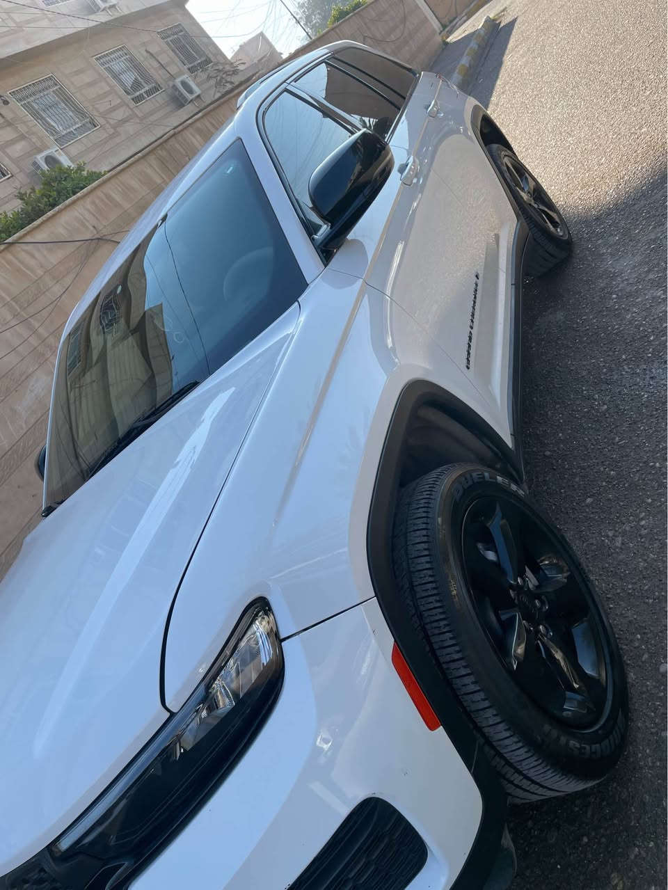 السلام عليكم جيب كراند شيروكي اللتيتيود بلاك توب موديل ٢٠٢٣ فول مواصفات الحادث موضح بلمنشور ماشيه ٥٤٠٠٠ كيلو السياره كلش نظيفه اوجديده السعر 31000 قفل مكان السياره المنصور *********** بغداد, العراق
