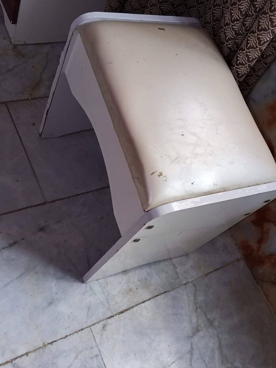 سلام عليكم غرفة اخشاب ماليزي مستعمل للبيع بسعر مناسب للتواصل خاص. او *********** اتصال او واتساب
