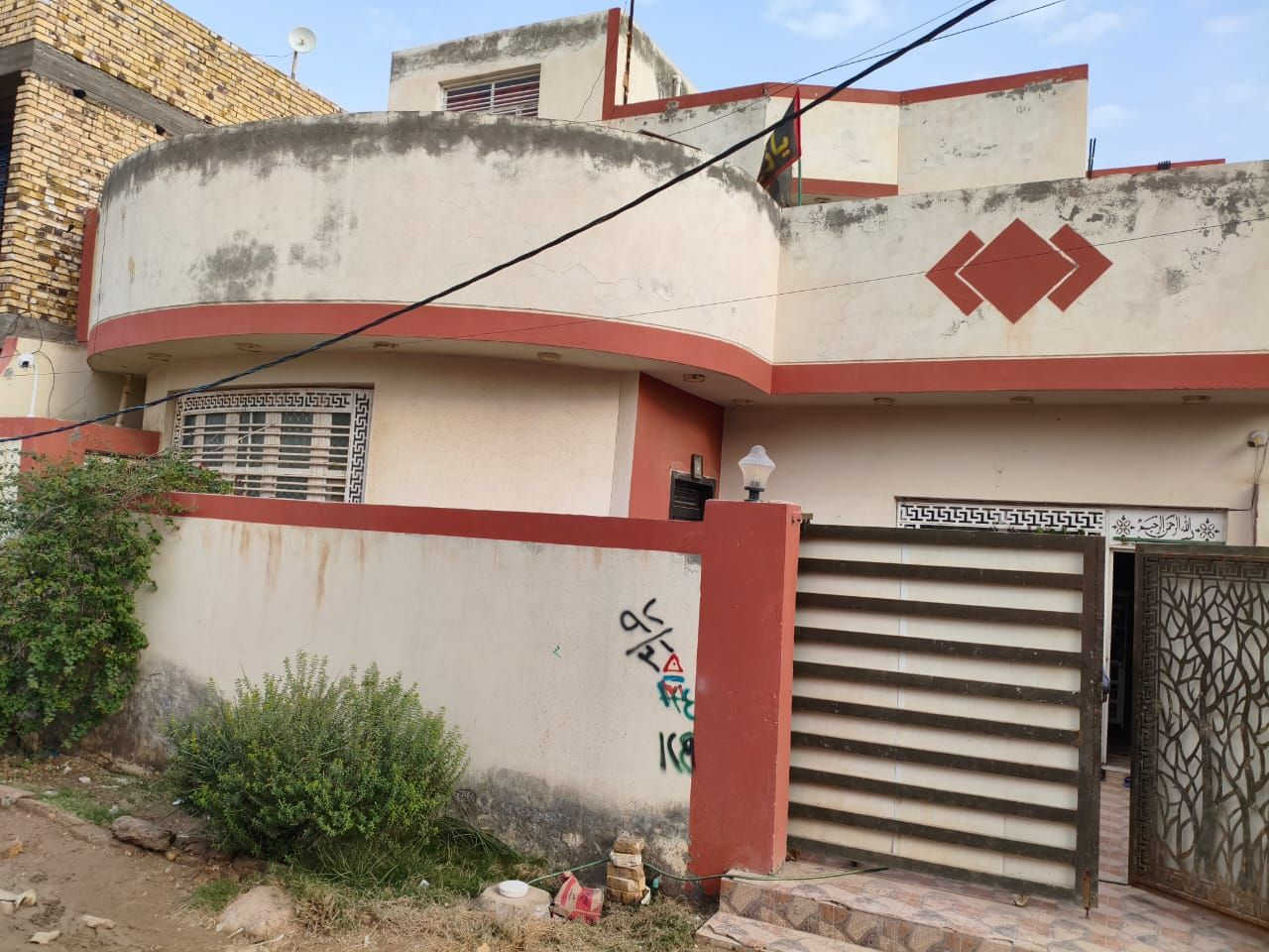 بيع زراعي مشمول بالتطويب للبيع طابقين كونكريت مسلح على حولي الجامعة جهة باب الجامعة الخلفي  ٢٠٠ متر  .  ٤ غ نوم  عمر البناء  ٦  سنوات  للاستفسار مكتب الجمالي للعقار وبخدمتكم   .  ***********
