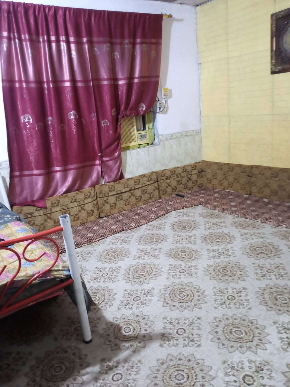 بيت للبيع الكوفة بعلوة الفحل مع مشتمل البيت يحتوي ع ثلاث غرف وصالة واستقبال ومطبخ وصحيات اثنين ومكشوفات اثنين 
والمشتمل يحتوي ع غرف اثنين مع صالة ومطبخ وصحيات السعر الكلي 42 مع المجال البسيط مساحة البيت مع المشتمل 285متر ومشمول بالتطويب بيع مستعجل الاستفسار الاتصال ع هذا الرقم***********... ***********
