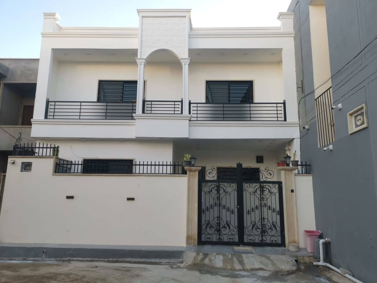 � دار للبيع – فرصة لا تعوّض! 🏡
📍 الموقع: الموصل – [ حي الملايين الأولى قرب جامع الصواف ]

📐 المساحة: [ 160.متر واجهة 9.متر ]
🛏️ عدد الغرف: [ 5غرف نوم سويت ]
🛁 عدد الحمامات: [ 3 حمام ]
🍽️ مطبخ + صالة + كراج + سطح 

✨ المميزات:
✅ موقع حيوي وقريب من الخدمات
✅ بناء مرتب وتشطيب راقي...
✅ سند زراعي  نموذج 25 

💸 السعر: [ يُذكر عند التواصل / او الاتصال ]

📞 للاستفسار  اتصلوا بنا على الأرقام التالية:
*********** ياسر الخيرو
*********** 

*********** عمار الخيرو
*********** 
📍 أو زورونا في مكتب جنه للعقار 
📍 الموصل – حي الملايين الأولى قرب جامع الحسنين 

📌 لا تفوّت الفرصة ، العرض محدود! واستلام فوري

#عقارات_الموصل #دار_للبيع #الموصل #بيت_للبيع #جنه_للعقار #فرصة_عقاريه
