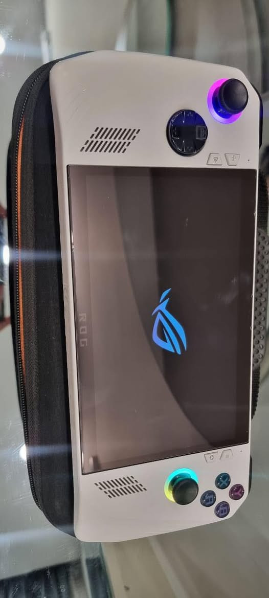 السلام عليكم
Asus rog ally z1 اكس ستريم
معروفة مواصفاتة 
ذاكرة 512 جهاز مستخدم 
بطارية مافاحصهة بس طول 3 ونص ساعة 
سعر 600 وبي مجال 
ملحقات كاملة كارتونة وشاحنة وجنطة 
بي نقص جلدة كير الايسر
موضح بصورة
***********
***********

