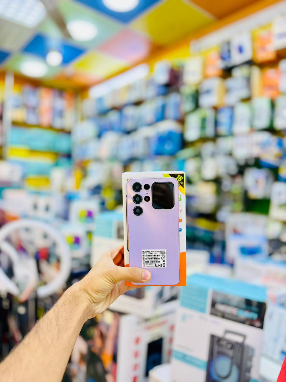 صباح الخير زبائننا الكرام
OUKTEL C68 plus

بمواصفات ..
📱 التصميم والشاشات
• الشاشة الرئيسية: ضخمة بحجم 7.2 إنش من نوع IPS LCD وبدقة +HD (720 × 1560 بكسل)، وتدعم معدل تحديث سلس جداً يصل إلى 120Hz، محمية بزجاج Panda Glass.
• الشاشة الخلفية (الميزة الأبرز): شاشة ثانوية صغيرة بحجم 1.81 إنش بجانب الكاميرات، تتيح لك رؤية الإشعارات، الوقت، التحكم بالموسيقى، والتقاط صور سيلفي احترافية باستخدام الكاميرا الخلفية الأساسية.
• الأبعاد والوزن: يأتي بوزن حوالي 249 غرام، وبسُمك 9.5 ملم.
⚙️ الأداء والعتاد
• المعالج: Unisoc T615 (ثماني النواة، بدقة تصنيع 12 نانومتر)، ويقدم أداءً مستقراً وجيداً للمهام اليومية والتصفح.
• ذاكرة الوصول العشوائي (RAM): تأتي بسعة 8 جيجابايت فعلية، ويمكن توسيعها افتراضياً عبر النظام بإضافة 16 جيجابايت لزيادة السلاسة، ليصل المجموع إلى 24 جيجابايت.
• ذاكرة التخزين: 256 جيجابايت (من نوع UFS 3.1 السريع)، ويدعم تركيب ذاكرة خارجية MicroSD حتى 1 تيرابايت.
• نظام التشغيل: Android 15.
📸 الكاميرات
• الكاميرا الخلفية: مزدوجة، الأساسية بدقة 64 ميجابكسل (بفتحة عدسة f/1.8 ومستشعر OV64B40) لتقديم تفاصيل واضحة، مع عدسة ثانوية مساعدة لعزل العمق بدقة 0.08 ميجابكسل. تدعم تصوير الفيديو بدقة 1080p.
• الكاميرا الأمامية: بدقة 8 ميجابكسل (بفتحة عدسة f/2.0) وتدعم تصوير الفيديو بدقة 720p.
🔋 البطارية والشحن
• السعة: ضخمة جداً تبلغ 6000 مللي أمبير، وتكفيك للاستخدام المكثف طوال اليوم


**إذا كنت صاحب هذا الإعلان وتريد حذفه لأي سبب، رجاءا أرسل رسالة إلى الدعم الفني**