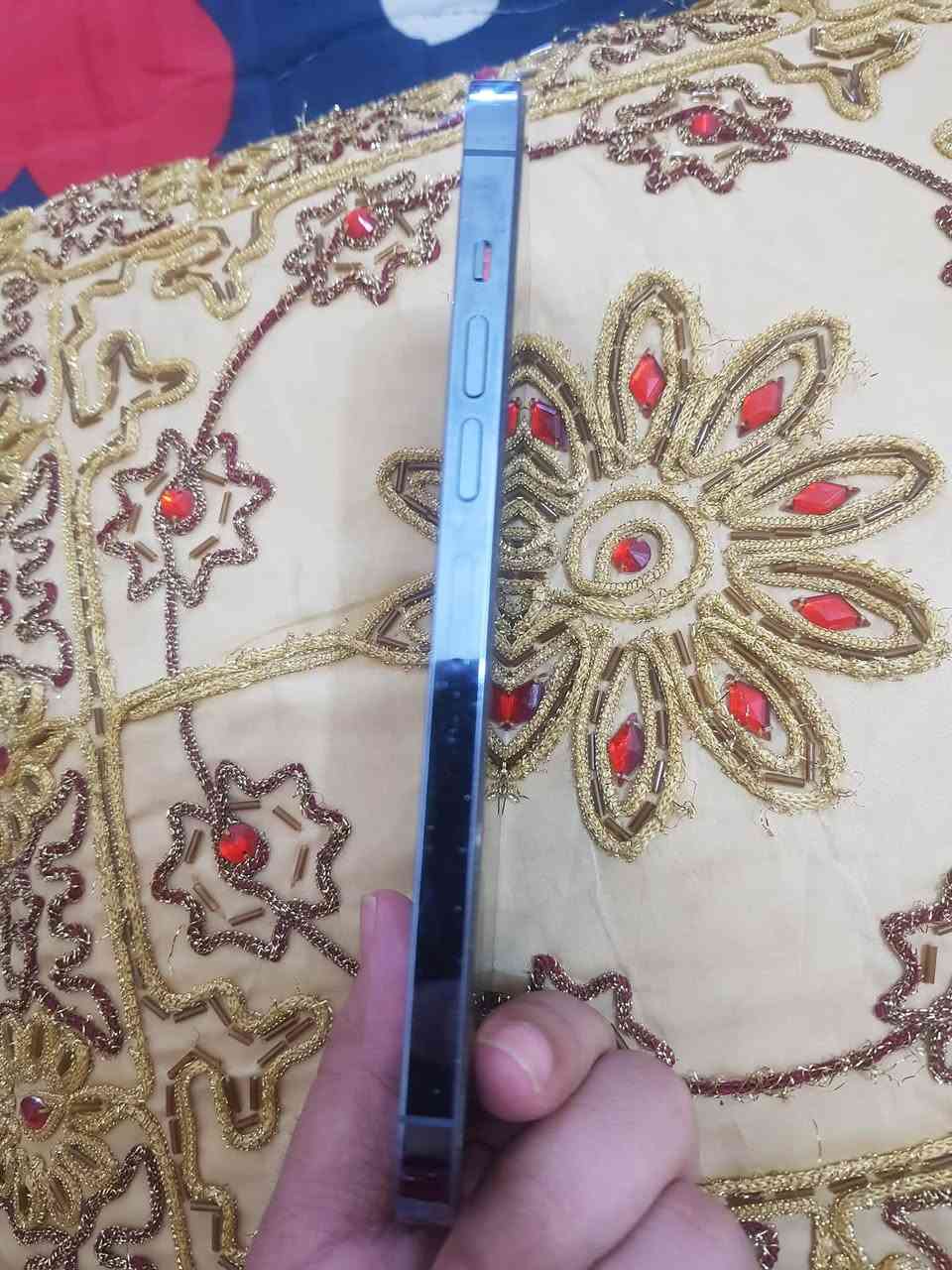 السلام وعليكم شباب ايفون 13برو ماكس بطاريه 80ذاكره 256لون بحري جهاز نظيف كلش مابي اي شي مامفتوح كلشي شغال بي بس فقط هذه كسر بالشاشه مامئثر عله كام موجود تصوير ماته سعر من اخير اجيك  675 موجود وتساب ***********
