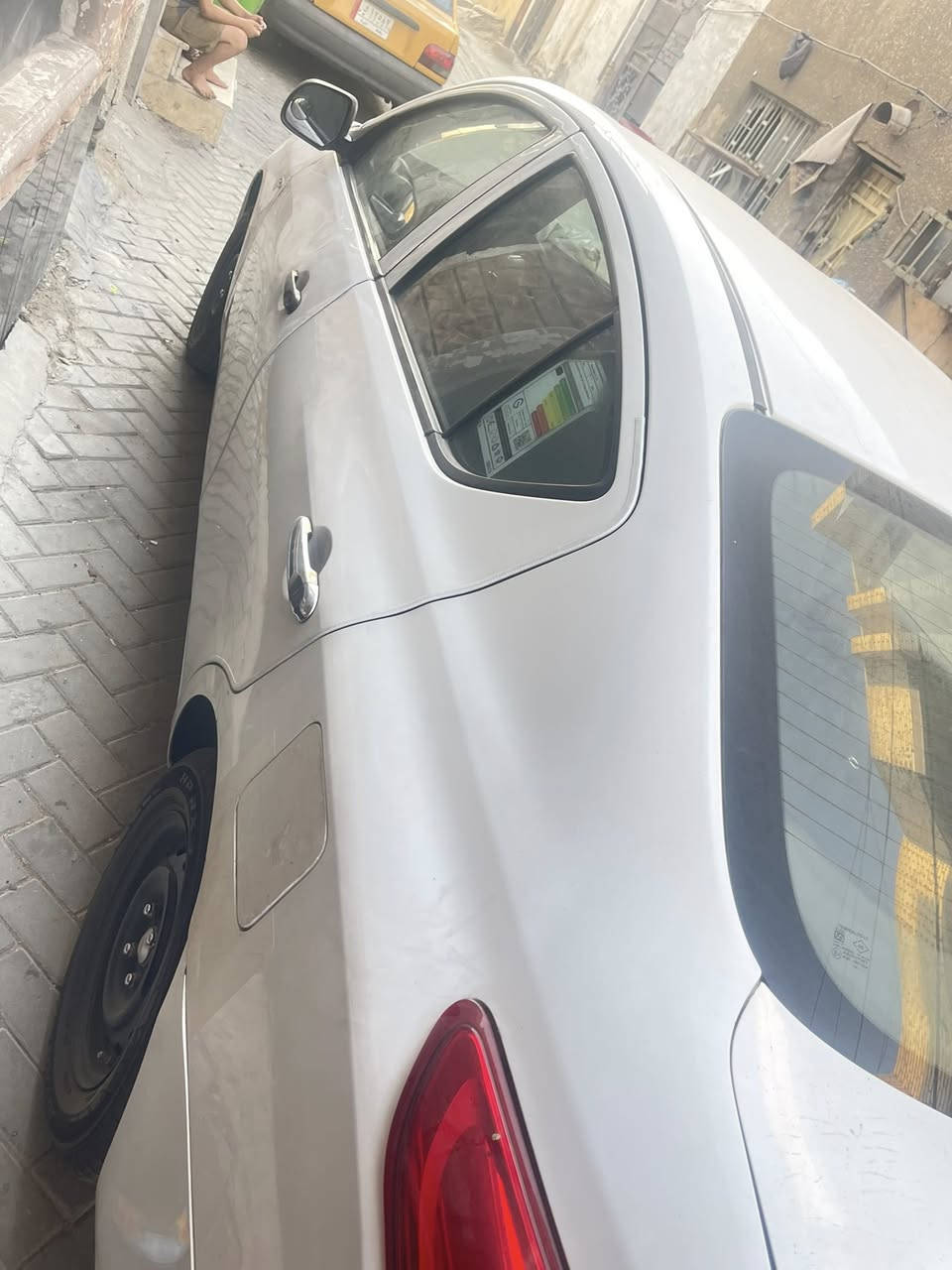 السلام عليكم قبل لا تقرأ المنشور اذا ما عجبك السعر لا تكسر بحلال العالم نيسان سني هندي موديل 19 رقم بغداد الرقم جديد هزة جديدة بأسمي مداور ثاني يوم كير مكينة تبريد خير من الله بيها شاشة كبيرة و كامرة HD دوارة شادلها تخم تاير جديد نقشة ناعمة بيها حادث بين باب السايق و الخلفي و بيها ضربة بالبراكيت الخلفي بيها بارد بالجاملغ الخلفي عكس السايق البنيد عليه فابلون جمالية (ابيع حزام حتى اصدق مع المشتري)  سيارة نظيفة و حلوة ماشية 150 مكاني مدينة الصدر معروضة 87 بيها مجال جداً بسيط لان عليها غرامة 800 الف لازم ادفعهن و هذا رقمي ***********
