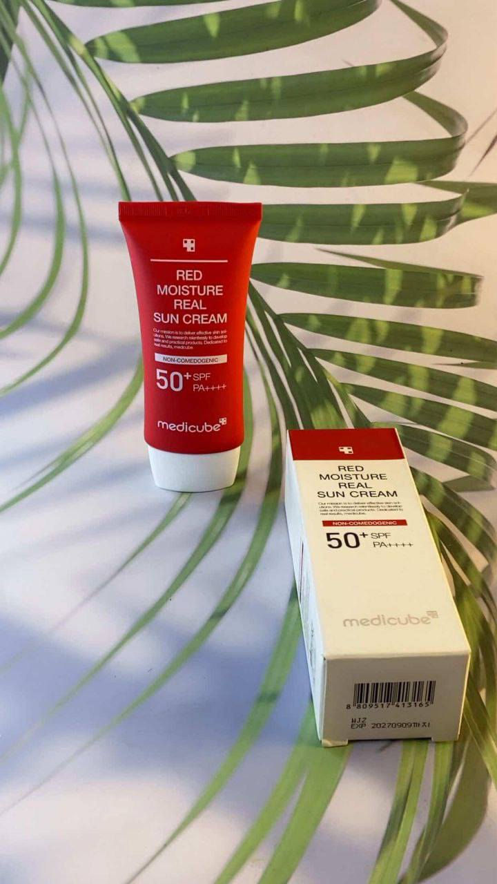 Medicube Red Moisture Real Sun Cream، وهو واقي شمس كوري❤

 مصمم خصيصاً لتوفير حماية عالية مع ترطيب عميق للبشرة، وخاصة البشرة الحساسة أو المعرضة للحبوب. 🧸❤

حماية قوية: يوفر حماية واسعة الطيف بعامل SPF50+ PA++++ ضد أشعة UVA وUVB الضارة، مما يساعد في منع الشيخوخة المبكرة والتصبغات.🫶🏻❤

ترطيب عالٍ: تحتوي تركيبته على 67% من المكونات المرطبة، مما يجعله يعمل كمرطب وواقي شمس في آن واحد دون ترك ملمس دهني.👌🏻❤

بدون أثر أبيض: يتميز بقوام خفيف يمتص بسرعة ولا يترك أي طبقة بيضاء لزجة، مما يجعله مناسباً لجميع درجات البشرة وكأساس ممتاز للمكياج.❤

تهدئة البشرة: يحتوي على مستخلصات نباتية مثل السنتيلا أسياتيكا (Cica) والبانثينول لتهدئة الاحمرار والتهيج.
آمن للمسام: تم اختباره سريرياً كمنتج غير كوميدوغينيك، أي أنه لا يسد المسام، مما يجعله مثالياً للبشرة المعرضة لحب الشباب. 
المنشا...  كوريا 🇰🇷
سعر القطعة... 15
توصيل لجميع المحافظات 4.


**إذا كنت صاحب هذا الإعلان وتريد حذفه لأي سبب، رجاءا أرسل رسالة إلى الدعم الفني**