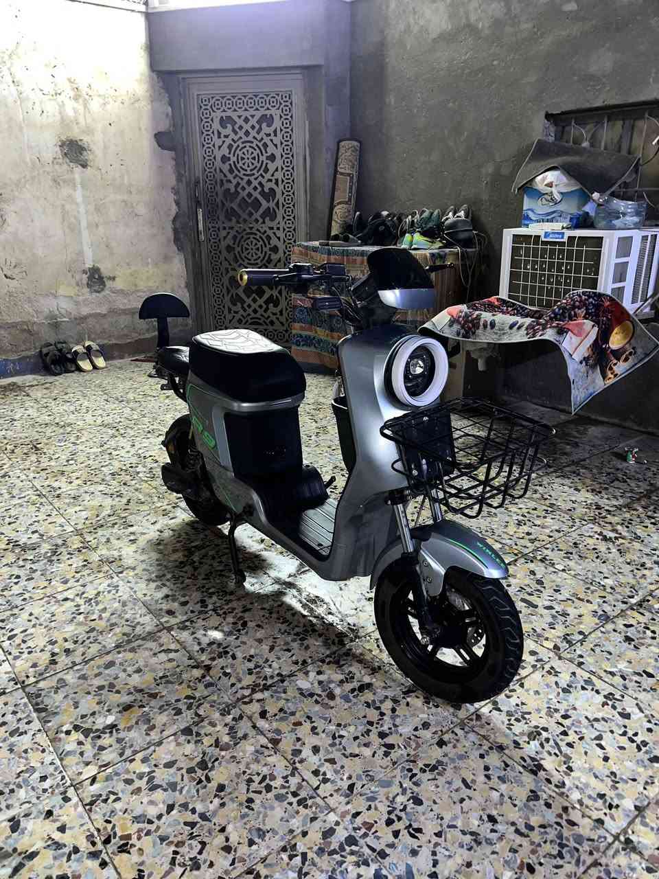 سلام عليكم
R9 للبيع 
السعر 500 وبي مجال مستعجل على بيعتها 
الدراجة نضيفه قبل شهر اخذتها برغي نقص ما بيها بعدها بلاد كلشي ما ناقصها 
كلشي شغال بيها بصمة ، سويج، اشاير .... 
مابيها نقص كلش 
الدراجه ما ماشية هواي وكلش حلوه 
4 نمر واقصى سرعة 109 حقيقي 70
بطارياتها زينه وحلوه والدراجة جديدة بعدهي حتى ما ماشية هواي كلش نظيفة وخدش ما مخدوشة 
الدراجة ما شاءالله عليها تخبل ومابيها اي شي ناقص كاملة مكمله على اخر حبه بطارياتها 32 مو 16 ملفها 1200
مكاني ابو الخصيب بهادرية 
وبالعافية على الي ياخذها 
*********** اتصال 
واتساب
