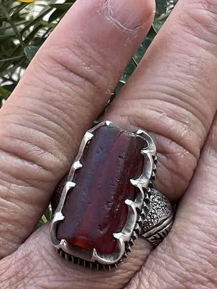 خاتم عقيق يماني قديم عباسي تحفه التحف وبصياغه يدويه تحفه ولو احمر غمق جدا العنوان الكوت للاستفسار الاتصال على ***********
