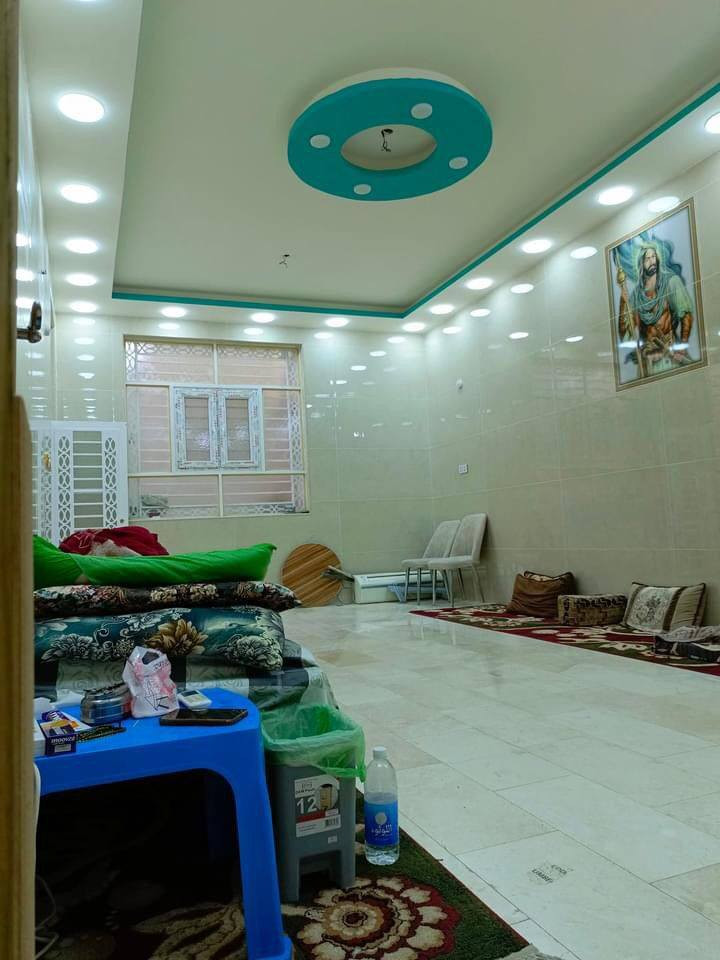 بيت بحي السواق للبيع قرب اسواق ليمونه خلف شارع الزهور مساحته 150 متر سعره 700 مليون وبي مجال الاتصال عالرقم ***********
