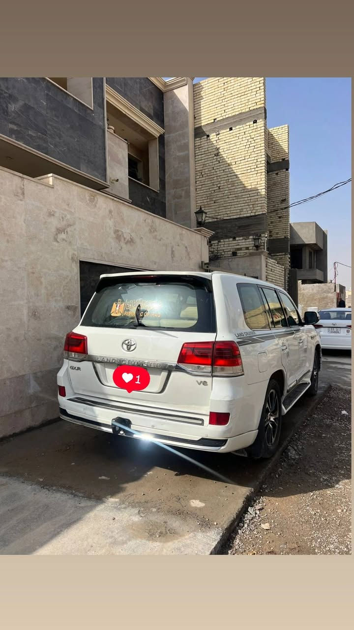 السلام عليكم لاندكروز للبيع
السيارة موديل 2010 محدث 2021 6 سلندر 4000 الاف 
السيارة بيهة ضربة جاملغ يمين جنب السائق الخلفي غير ذلك مكفولة كفالة كص محرك كير تحويل ثاني يوم تراي 2021 وشاهد الله كلة محسن السيارة وطابكة ب الباب للتواصل ***********
واتساب فقط مراسلة
