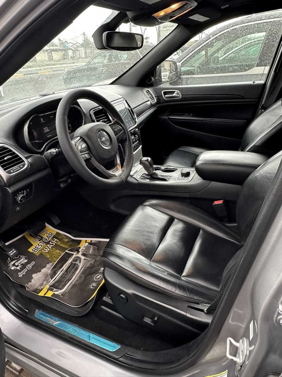 Jeep Grand Cherokee Limited 2021 Silver 3.6L vin:
بدون حادث 
تشغيل بصمة   السعر22500$
جنطة كهرباء
ويل 20 
حساس خلفي 
كامرة360
كراسي جلد
4*4
تحكم مقود
وباقي المواصفات الاخرى لاستفسار ‭٠٧٧١ ٢٤٣ ٠٤٧٨‬

