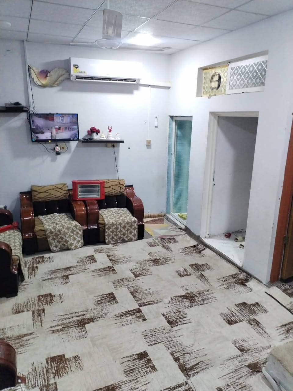 للبيع فقط 57 مليون (متوفر بي كهرباء -ماء- مجاري -تبليط) 
كافة الخدمات متوفره بي وموقعه كلش حلو 
المساحة 106 متر (غرفة -صالة -مطبخ حار وبارد -استقبال -صحيات خارجية وداخليه) بناء جديد وجيران مرتبين 
العنوان :الكوام الغربي (بداية الحي) 

للتواصل : ***********
