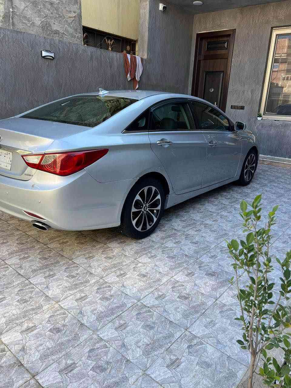 السلام عليكم للبيع فقط

سوناتا 2013امريكي فول عدا الفتحه 

بصمه 

شاشه 

تحكم ستيرن 

شفتات 

كشن كهرباء وتدفئه 

يدات نيكل 

كشن جلد 

ماشيه 170ميل

محرك لاتنقيص لاتبخير لا حماوه وعليه ادامه كامله من كلشي  

رقم بغداد سنويه سقطت بشهر التاسع وهاي تنزلك من السعر 

السياره ضررهه قبق جنطه وجاملغ خلفي (الجاملغ مصلح نفسه)

وبلعراق بيهه بارد بل باب الخلفي والباب الامامي نطخ بستوته وبدلته والاصلي لسه عندي ودحجه مالته تافه كلش وبدلته حداديه جديده بدلتهه حته المتعبان بدلته بس الدرايمات مال بدلتهن وهذني هم انزلهن من سعرهه 

سياره مكانهه بابل 

سعرهه 110وبي مجال 

ممتواجد فقط اتصال *********** حلة, بابل
