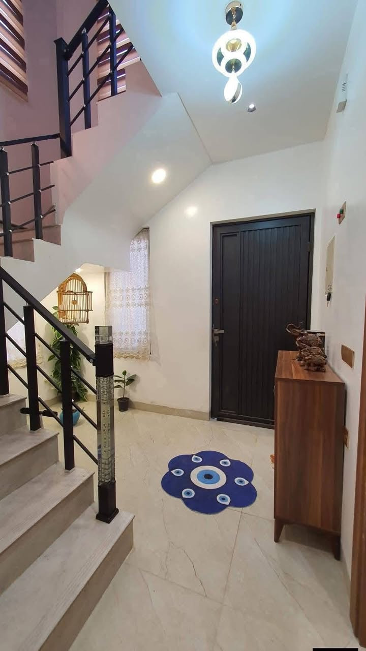 🏡 دار للبيع – فرصة مميزة
دار للبيع في بداية مزارع زبونه، مقابل حي الفلاح الثانية
📍 المدخل المقابل لمحطة تعبئة المنهل.
🔹 مساحة الدار: 176 متر
🔹 الوضع: ركن، طابق ونصف، بناء حديث
🔹 واجهة الدار: 12 متر
🔹 الاتجاه: شروق تام + شمال
🔹 الخدمات: ماء، كهرباء، تبليط كامل
📄 السند:
سند بستان زراعي نموذج (25)
معاملة البلدية مسلّمة ويوجد كرت بلدية.
🧱 تفاصيل البناء:
الطابق الأول:
كراج 🚗
استقبال
هول داخلي
غرف نوم عدد (2)
مطبخ
صحيات
مناور إنارة
الطابق الثاني:
هول موزّع
غرف نوم عدد (2)
سطح ناصي وعالي
 للاستفسار الاتصال على:📞
📞***********
📞***********
📍 أو زيارة موقع المكتب الكائن في:
حي السماح - سايدين الاركان مجاور جامع طه
