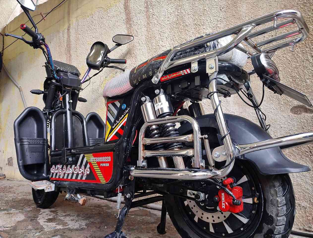 السلام عليكم .. دراجه شحن كهربائية (هارلي) للبيع موديل2025 .. بيها نظام رجوع الى الخلف .. ملفها 2500 .. تشغيل عن بعد ..  يجي وياها بصمتين + سويجين .. 4 نمر .. بريكات دهن هيدروليك .. كهربائيات كلها شغالة .. حاملة موبايل تدعم الشحن .. شادلها زنون امامي اضافي .. الدراجه نظيفه جداً ، كلش حلوه ، سعرها 650 الف وبيها مجال .. مستعجل عله بيعتها .. رقمي *********** وبي واتساب
