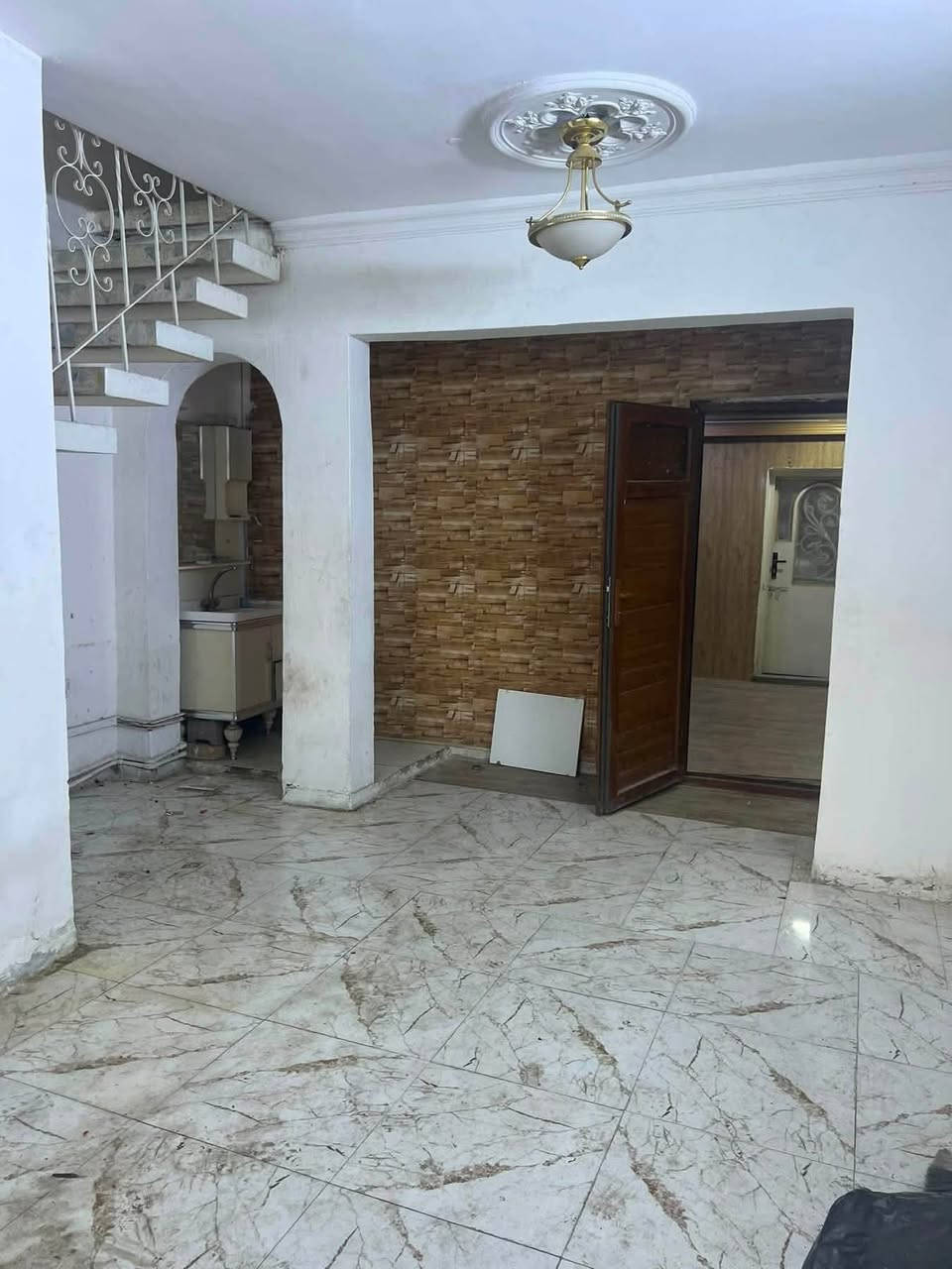 المنصور المهندسين خلف صاج الريف دار للايجار مساحته ١٠٠ متر يحتوى على كراج وصاله ومطبخ وخدمات  وعل ٣ نوم مكتب القمة الذهبي للاستثمار العقاري*********** للا يجار ٨٠٠ الف
