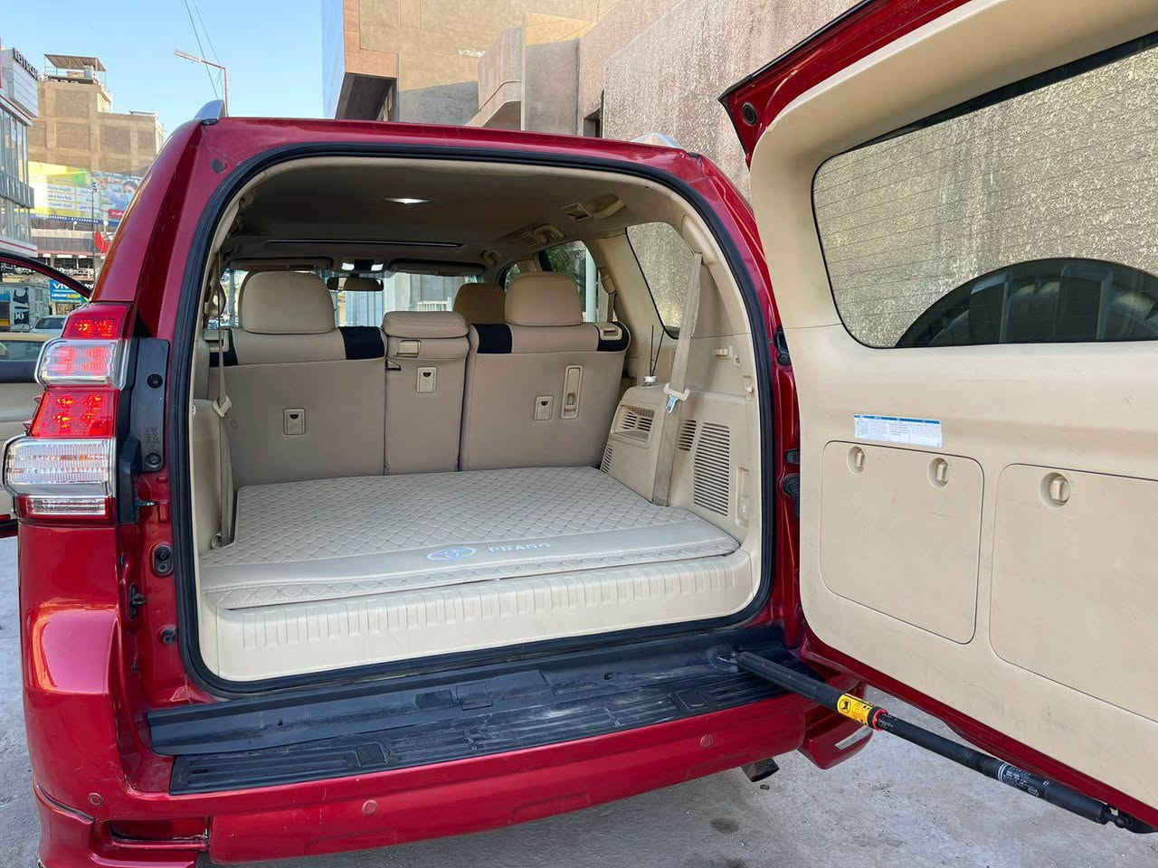 السلام عليكم 
برادو موديل ٢٠١٦ سته سلندر سبير تعليك 
فئه GXR ماشيه ١٦٠ الف كيلو 
فول مواصفات بصمه ولايتات زنون وشاشه وحساسات اماميه وخلفي سلايد روف ملاحضات السياره بيها جراد ع القماره وعلى الكفر الخلفي مال تاير السبير وبيها صبغ الباب عكس السائق مع الجاملغ .
مكان السياره زيونه شارع الربيعي سعرها ٢٩٠٠٠$ وبيها مجال للاستفسار الاتصال على الرقم 
*********** بغداد, العراق
