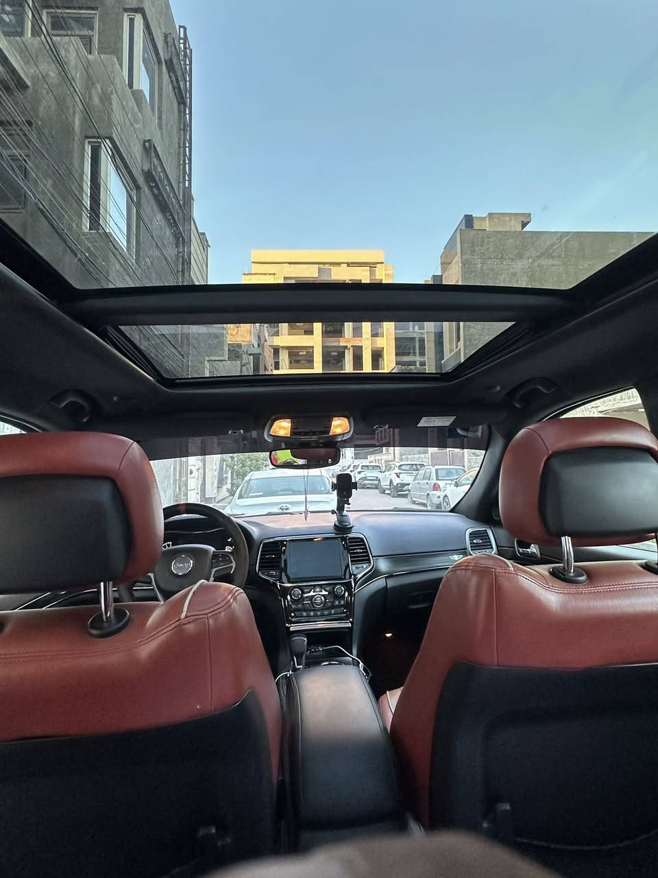 السلام عليكم 
جيب كراند شيروكي 2021 فئة S خليجي وكالة هارلم
ماشيه 81 الف كيلو 
بيها ضرر كلش بسيط شبر بارد بالباب الخلفي عكس السائق فقط
المواصفات 
محرك 6 سلندر 3.6 لتر
رادار خلفي
بانوراما 
كشنات جلد احمر تدفئة مع ستيرن تدفئة 
دبل اكزوز 4x4 دفع راباعي 
دخول بصمه وتشغيل عن بعد
سستم صوت مع دمام خلفي 
جنطه كهرباء 
حساسات كشف ضغط الاطار 
ويل حجم 20 اسود 
شاشه 10 انج مع كار بلاي واندرويد اوتو 
حساسات اماميه خلفيه وبريك طوارئ
داخل اسود مطعم مع صاج ملكي 
كراسي كهرباء خزن 3 وضعيات للسائق 
ستيرن ميموري حسب وضعيه كرسي السائق 
فول تحكم ستيرن كروس مثبت سرعة ،  شفتات ستيرن F1 خلف المقود 
وضعيات قيادة sport , eco تراكشن مود ، اوتو ستارت ستوب 
+ خاصيه ازاله الضباب من المري الجانبيه + مري قلاب عند الرجوع
لايتات حاجب LED ، زنون + بلوجكتر كاشف ضباب زنون زراكه مازده
بك لايت LED + كاشف ضباب و بعد هواي مواصفات…
موقع السياره بغداد المنصور للاستفسار ***********
