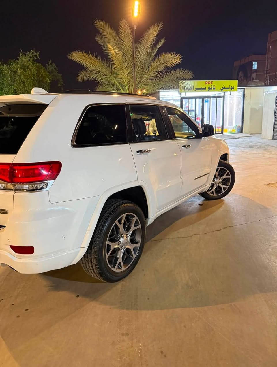 السلام عليكم
جيب اوفر لاند كلين تايتل موديل 2019  

السعر 250$ 

السياره فول للاخير ام الجكات المرغوبه 

ماشية 82 mi وقابل للزيادة 

رقم اربيل تحويل مباشر 

المواصفات : 1/1 فول الفول 

* محرك 6 سلندر 3600

* السقف بانوراما طكتين

* المقاعد جلد تدفئة وتبريد 

* حساسات امامية

* حساسات خلفية

* كاميرا خلفيه 

* نقطة عمياء

* مقود السائق كهربائي

* دفع رباعي 4X4

* تشغيل عن بعد

* صندوق كهربائي

* تدفئة ستيرن

* دمام خلفي مع سستم صوت 

* المقاعد السائق ولراكب كهربائي

* ذاكرتين لحفظ وضعيات الجلوس

* سستم صوت 

* شاشة كبيره 8.4 انج

* نظام خاص للطرق الوعره

* المصابيح الأمامية  لد نهاري + اشاره ترحيب من الاقتراب من السيارة 

* بخاخ ماء لتنظيف المصابيح الاماميه زراك لايت 

* مري جانبيه كهرباء

* مرايا جانبيه قابله للطي عند الفتح والاغلاق 

* مرايا بخاصية التعتيم الذاتي

* نظام الملاحه Gps

* نظام خاص للطرق الوعره

* كشافات ضباب بروجكتر 

* محدد سرعة 

* ويل كاب قياس 20 انج التايرات جديده

* نظام بريك اوتاماتيكي ( Auto break system)

* نظام تشغيل واطفاء اوتماتيكي للمحرك ( Auto start system) 

* جكات لرفع وتنزيل السيارة

* واكو مواصفات كلش هواي

السياره شكد مااكول عنها نظيفه قليل وتشوف سيارة جداً نظيفه بحاله الوكاله 

ملاحظة :- جاملغ عكس السائق بيه بارد على كد ثلاث اصابع 

مكان سياره: بغداد / الكراده 

الارقام: 
***********
***********
