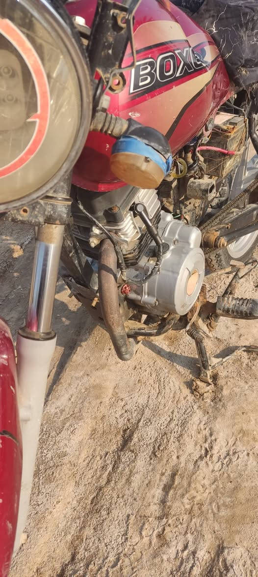 السلام عليكم الدراجه بوكسر موديل 2018 للبيع المكينه 150 نشطه الكهربايات شغاله الدراجه مال جناي بس بيها نقص كابريته الدراجه شغاله كل شي السعر 325 وبيها مجال  ما بيها المكان المحاويل رقم الهاتف /***********
