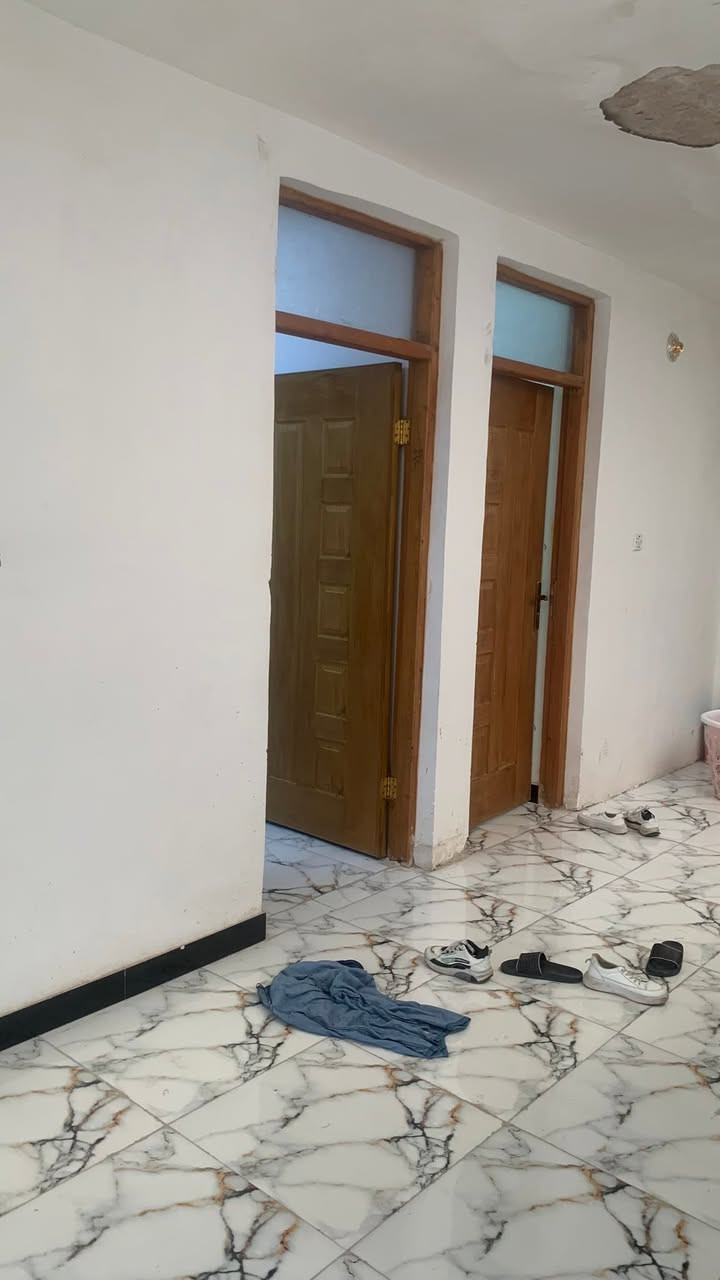 السلام عليكم دار للبيع 
مساحه 80متر الطابق الأول يحتوي على غرفه نوم واستقبال وخدمات
الطابق الثاني يحتوي على غرفتين نوم وخدمات 
للأستفسار مكتب دلالية الغرير 
***********
***********
