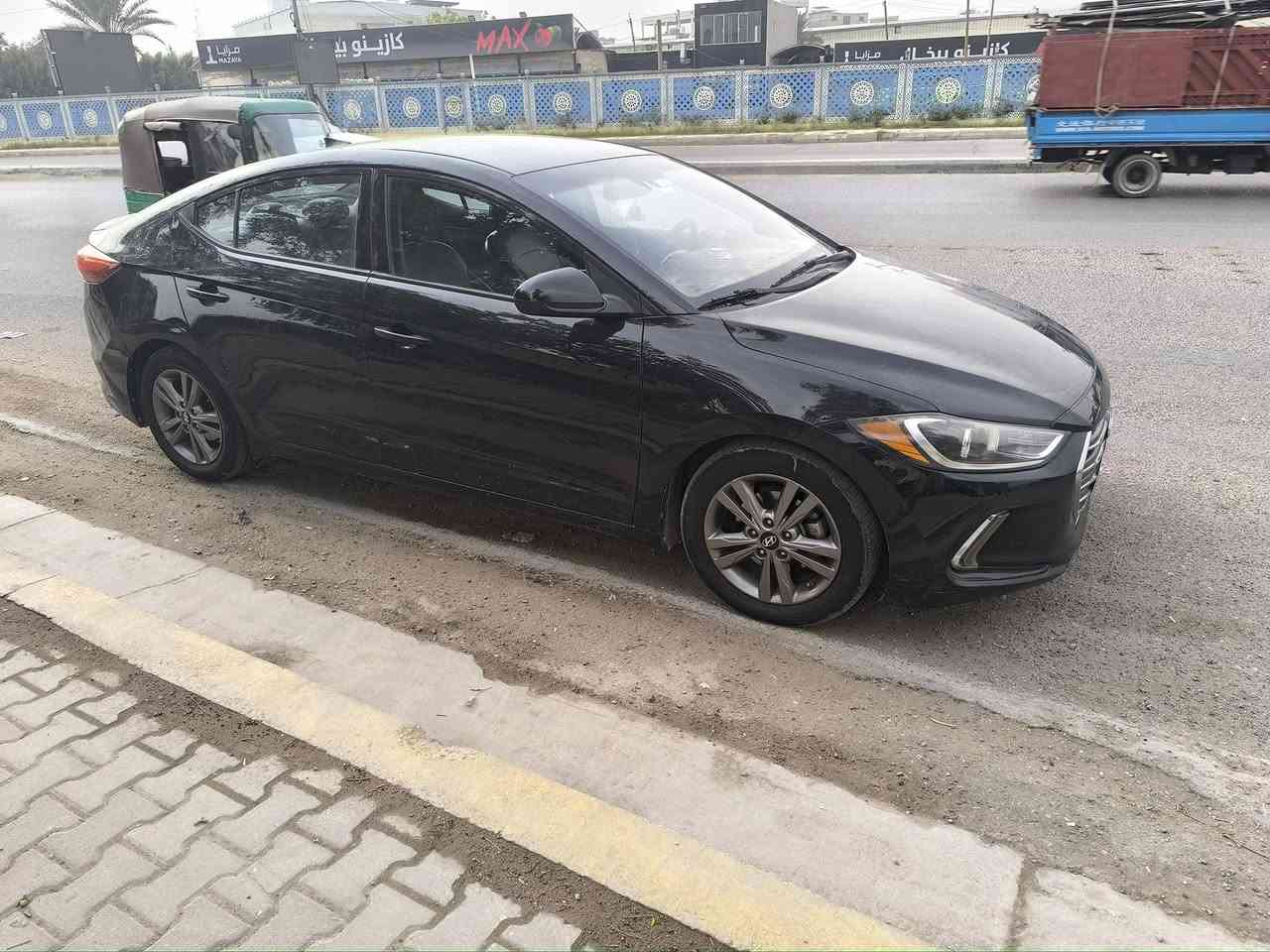 السلام عليكم للبيع موديل 2018 مكينه 2000 دوش ماشيه 88 السيارة كله جاهزه مكان بغداد  السعر 107 رقم الهاتف ***********
