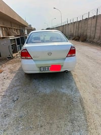 نيسان سني بدي كوري موديل 2010 لون ابيض صدفي ورقم انبار بيها قطعتين اني...