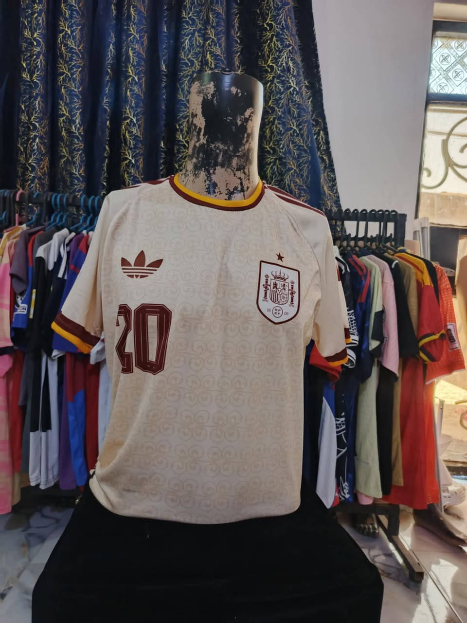 السلام عليكم
عندي دريسات جلاتين وكلاسك 

عندي انديه ومنتخبات 

عندي 54 قطع البيع شلعه وحده 

تواصل خاص 

*********** واتساب
