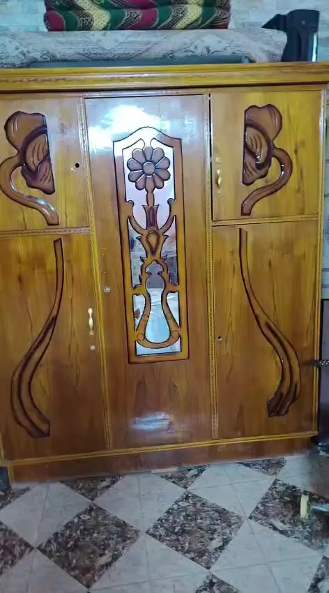 كنتور تلث بوب خشب قوي مو سوكي 
ومجمدة استعمال قليل حجم كبير للبيع 
مكانهم حي النصر 
لتواصل هذا رقم تليفون
***********
وسعر المجمدة 350 
ولكنتور 200
